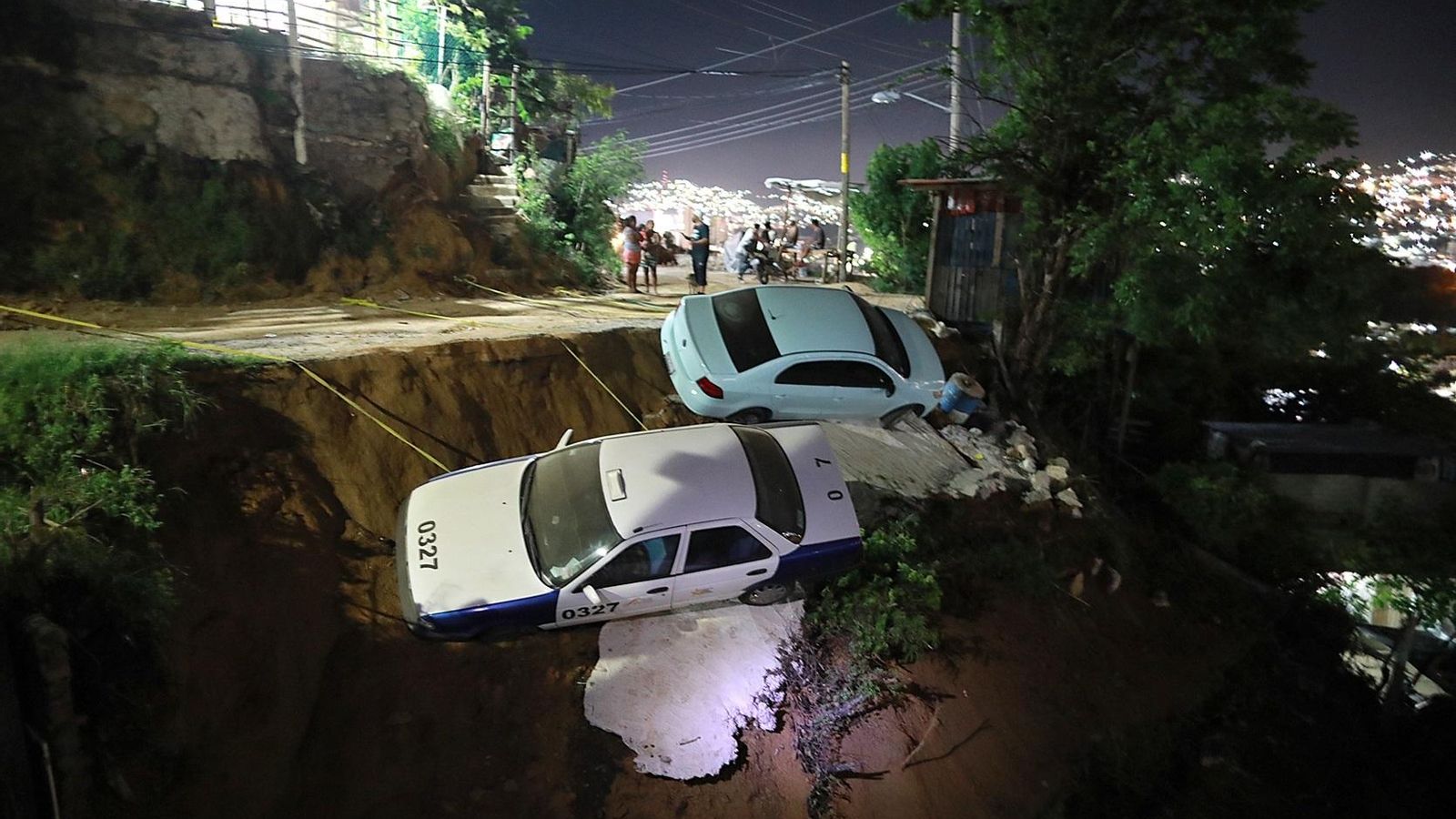 Dos cotxes a punt de caure a un barranc a Acapulco degut al sisme de 7.1 en l'estat de Guerrero (Mèxic)