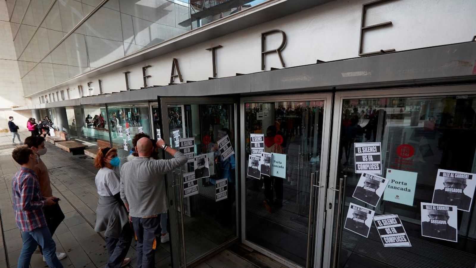 L'alumnat s'ha manifestat aquest dimarts contra l'assetjament i els abusos de poder denunciats a l'Institut del Teatre de Barcelona