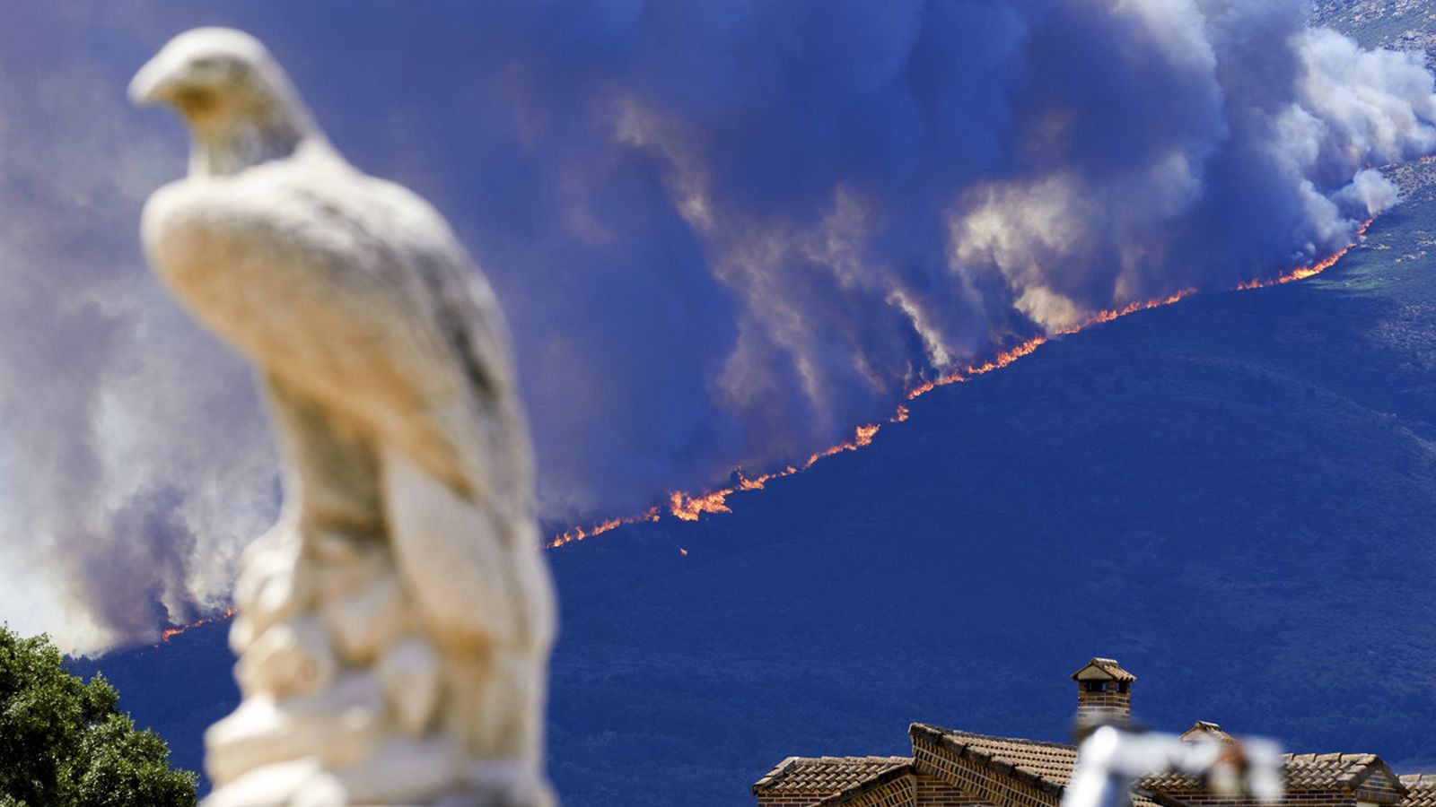 En imatge, l'avanç de l'incendi de Burgohondo (Àvila)