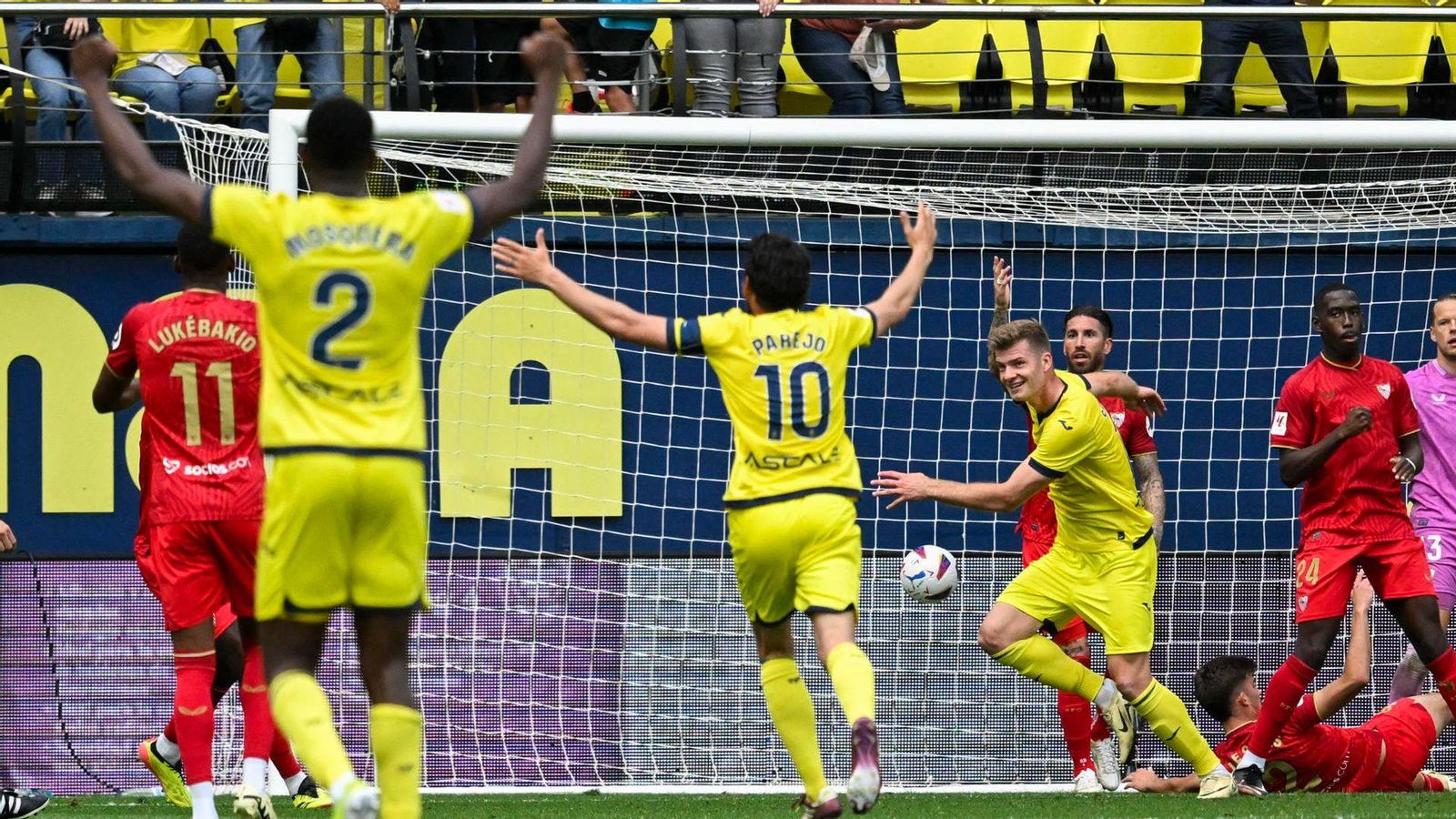 Els jugadors groguets celebren el gol de la victòria