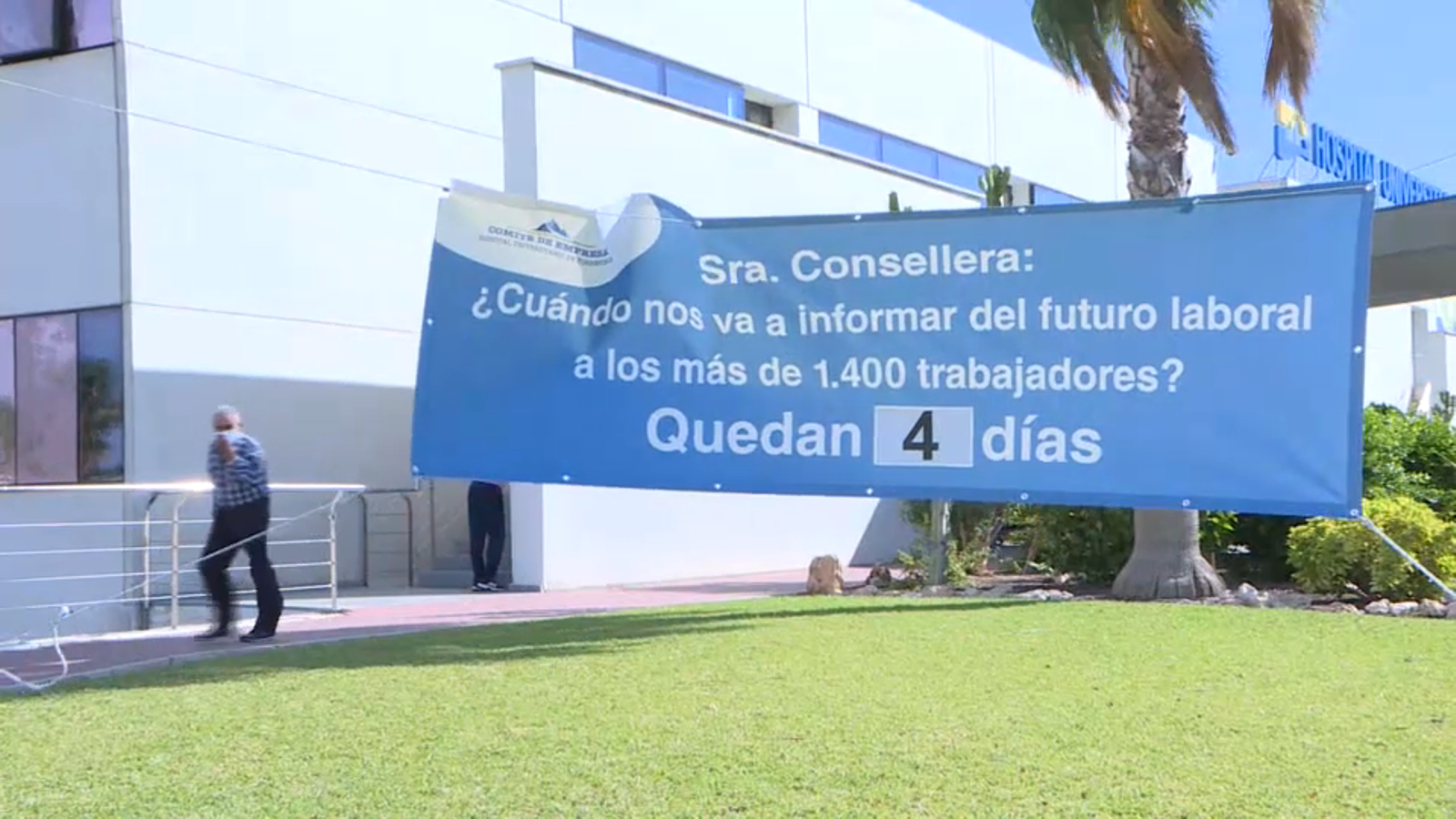 Un cartell del comité d'empresa de l'Hospital de Torrevellareclama solucions a la consellera de Sanitat, Ana Barceló