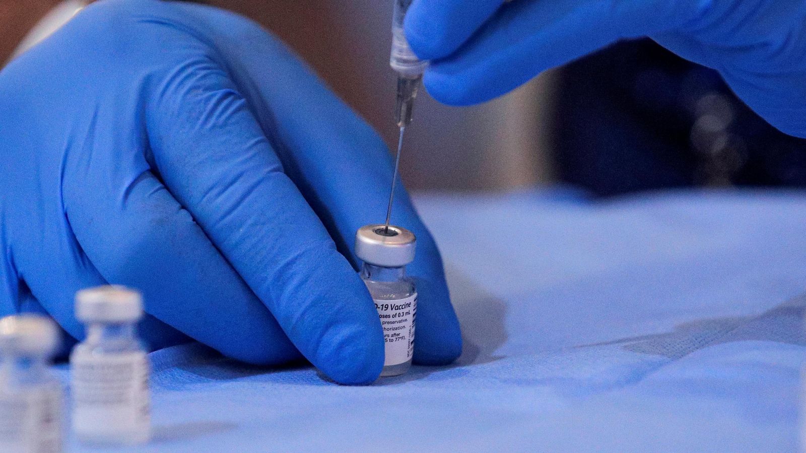 Imatge d'arxiu d'una xeringa omplint-se amb una dosi de la vacuna de Pfizer