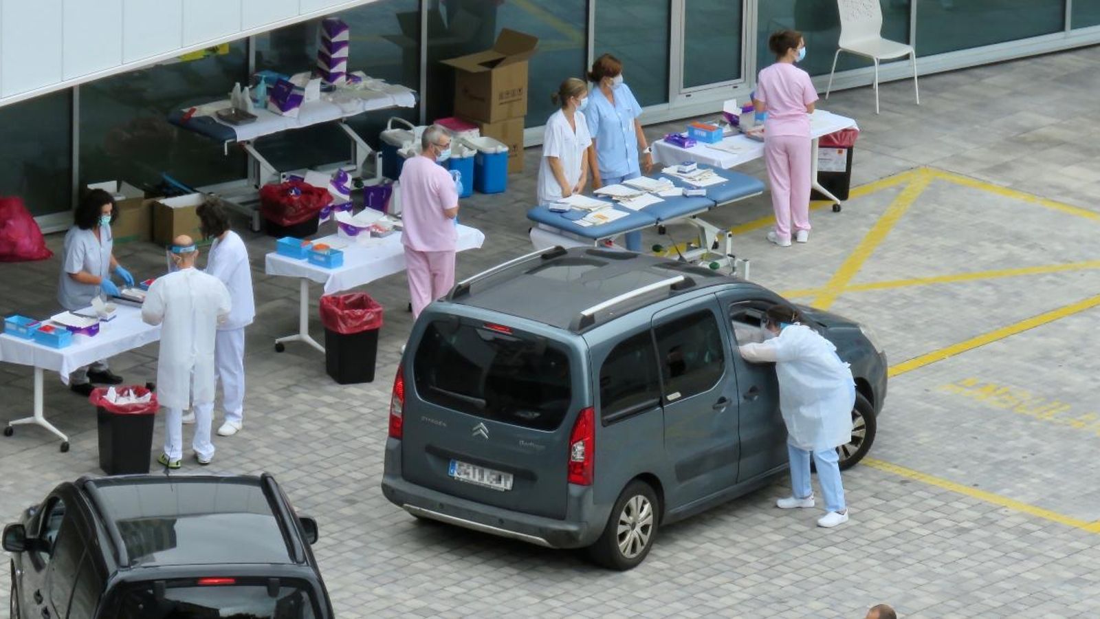 Personal sanitari de l'Hospital d'Eibar realitza test PCR a conductors en els seus vehicles