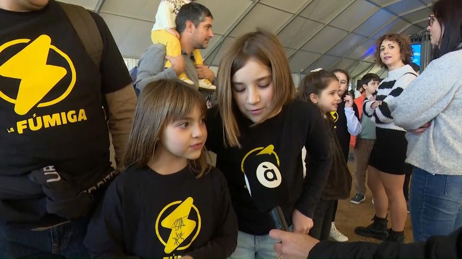 Dos xiquetes assisteixen al concert de La Fúmiga al Festivernet