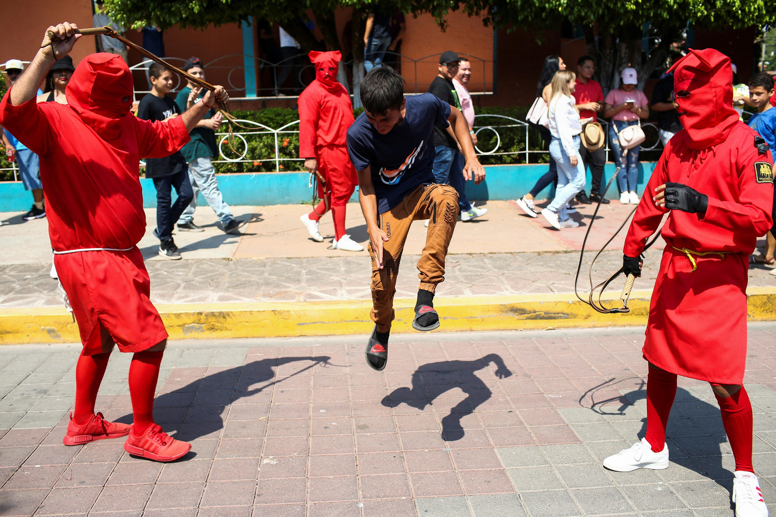 Homes disfressats de dimonis assoten un altre durant una cerimònia coneguda com Los Talciguines, com a part d'activitats religioses de la Setmana Santa (3 d'abril de 2023)