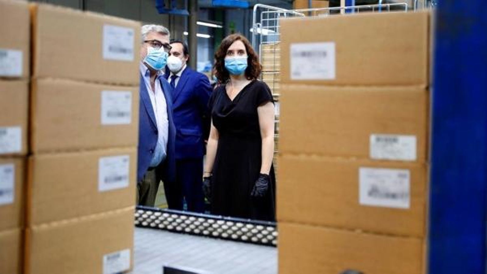 La presidenta de l'executiu madrileny, Isabel Díaz Ayuso, en la visita a un magatzem de medicaments en una imatge d'arxiu