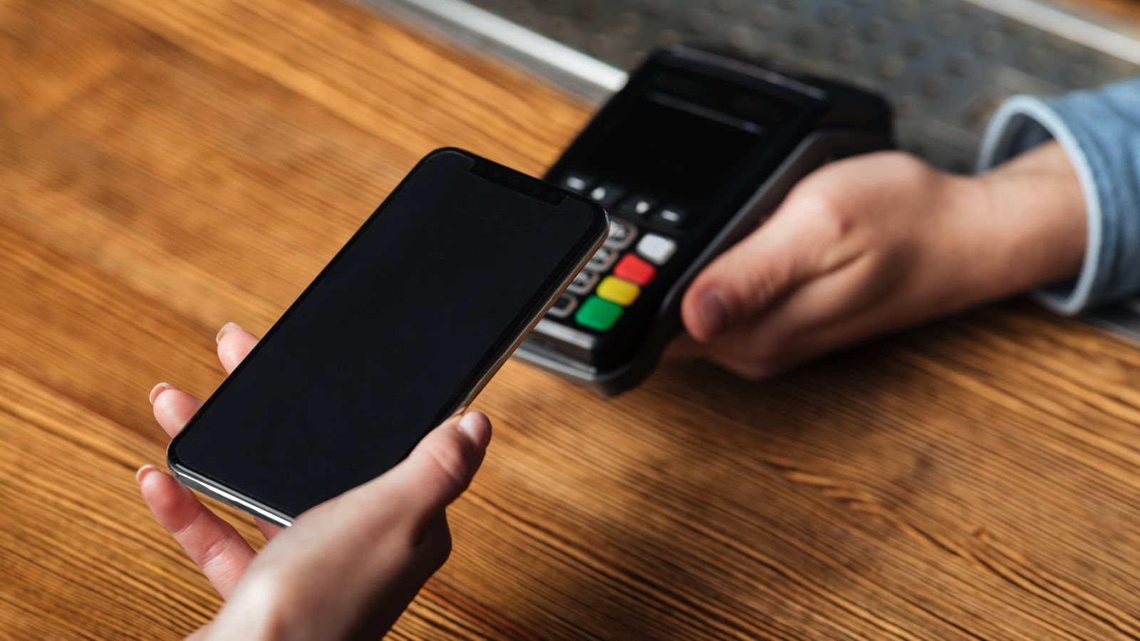 La detinguda va fer compres en pubs, bars, salons de bellesa o botigues de roba durant un any