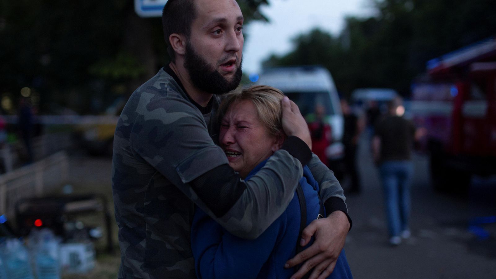 Moments de dolor després de l'atac rus amb míssils a una pizzeria de Kramatorsk, regió de Donetsk, Ucraïna