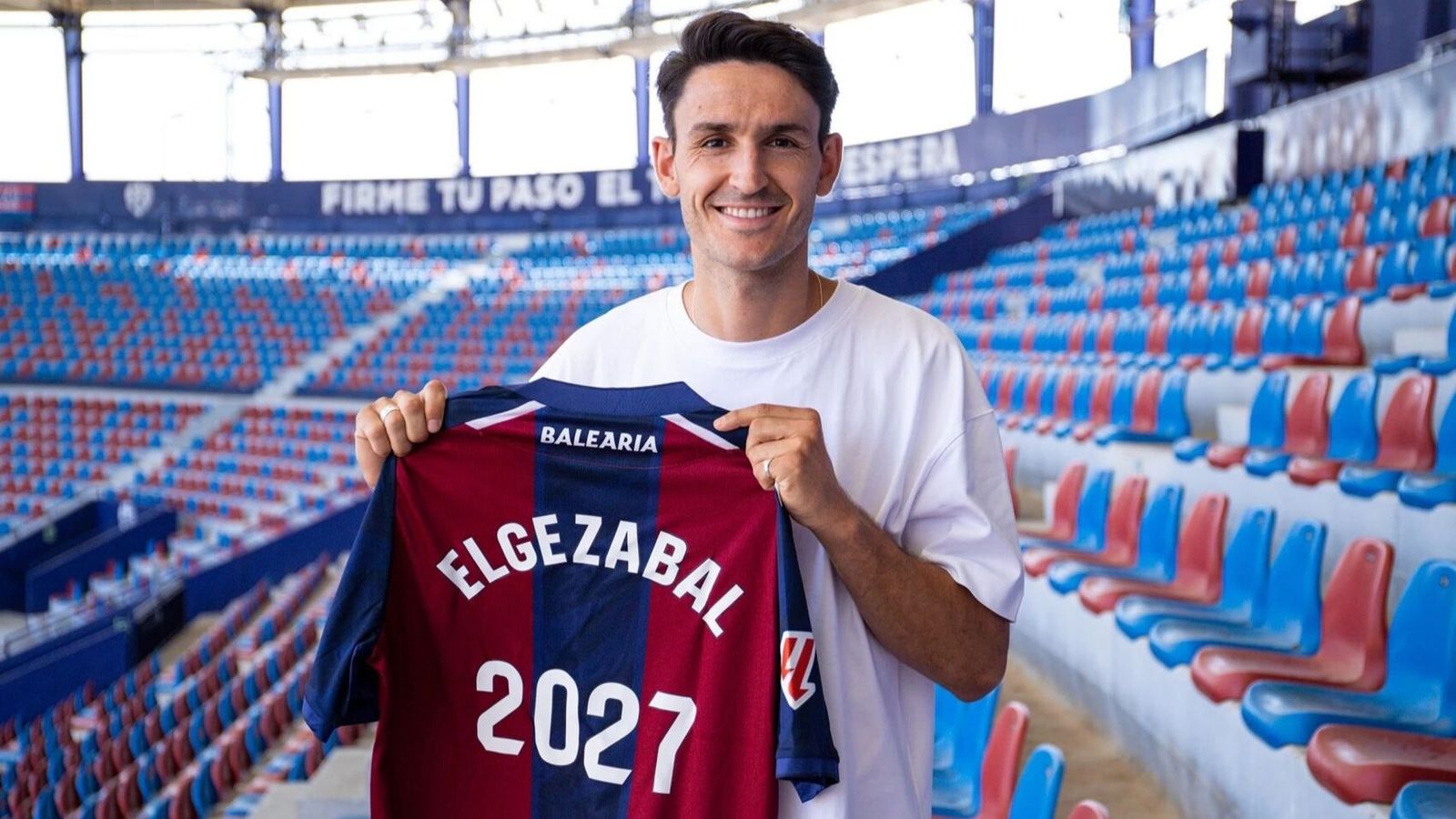 Elgezabal, amb la camiseta de la renovació