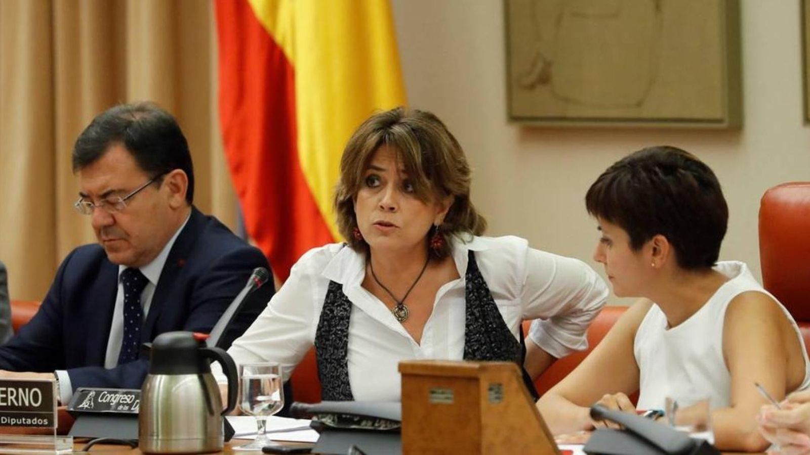 Diferents associacions de jutges i fiscals, així com diversos partits polítics, han instat el govern de Sánchez a assumir la defensa de Llarena