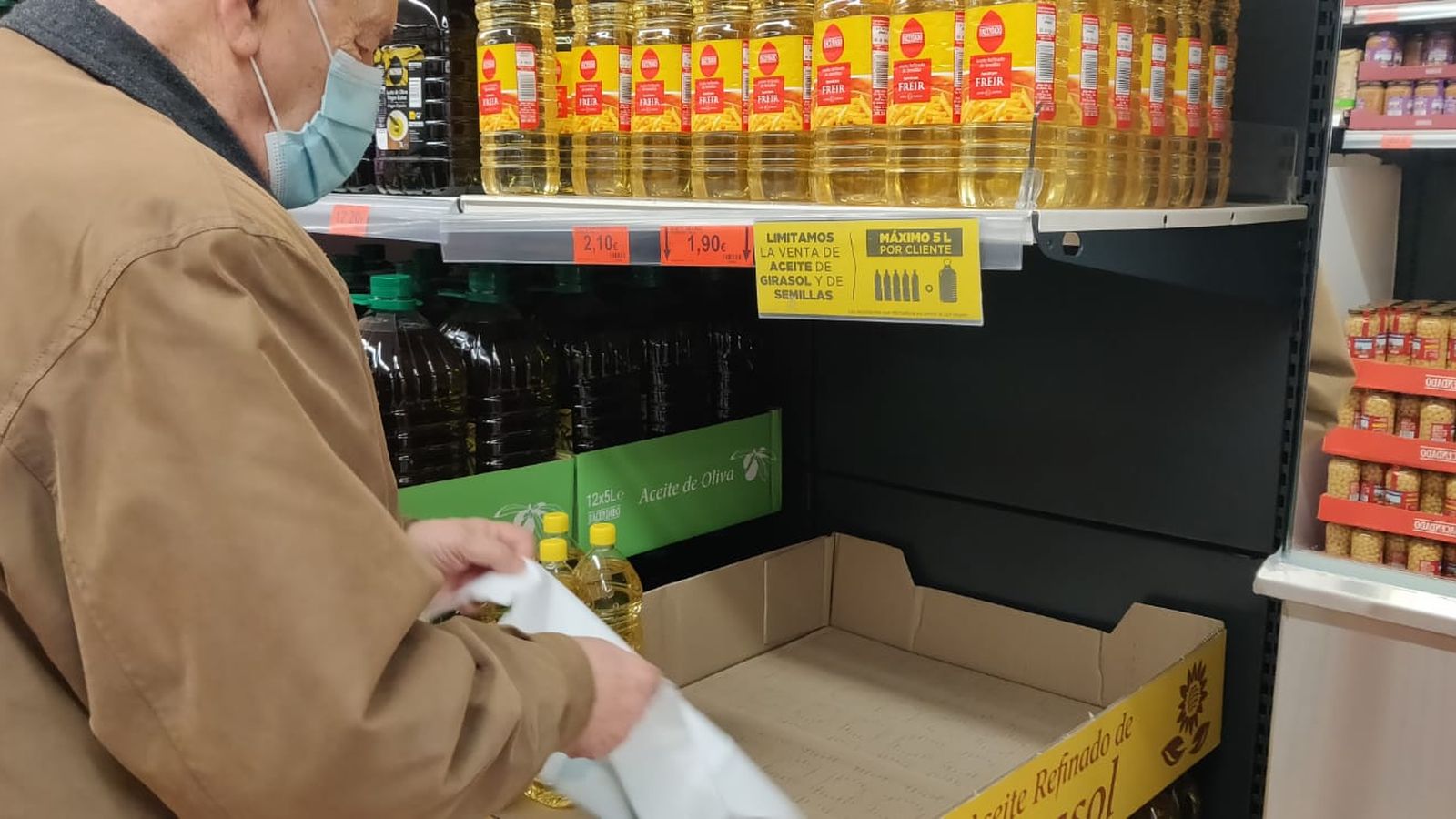 Els supermercats limiten la venda d'oli de gira-sol per por al desproveïment