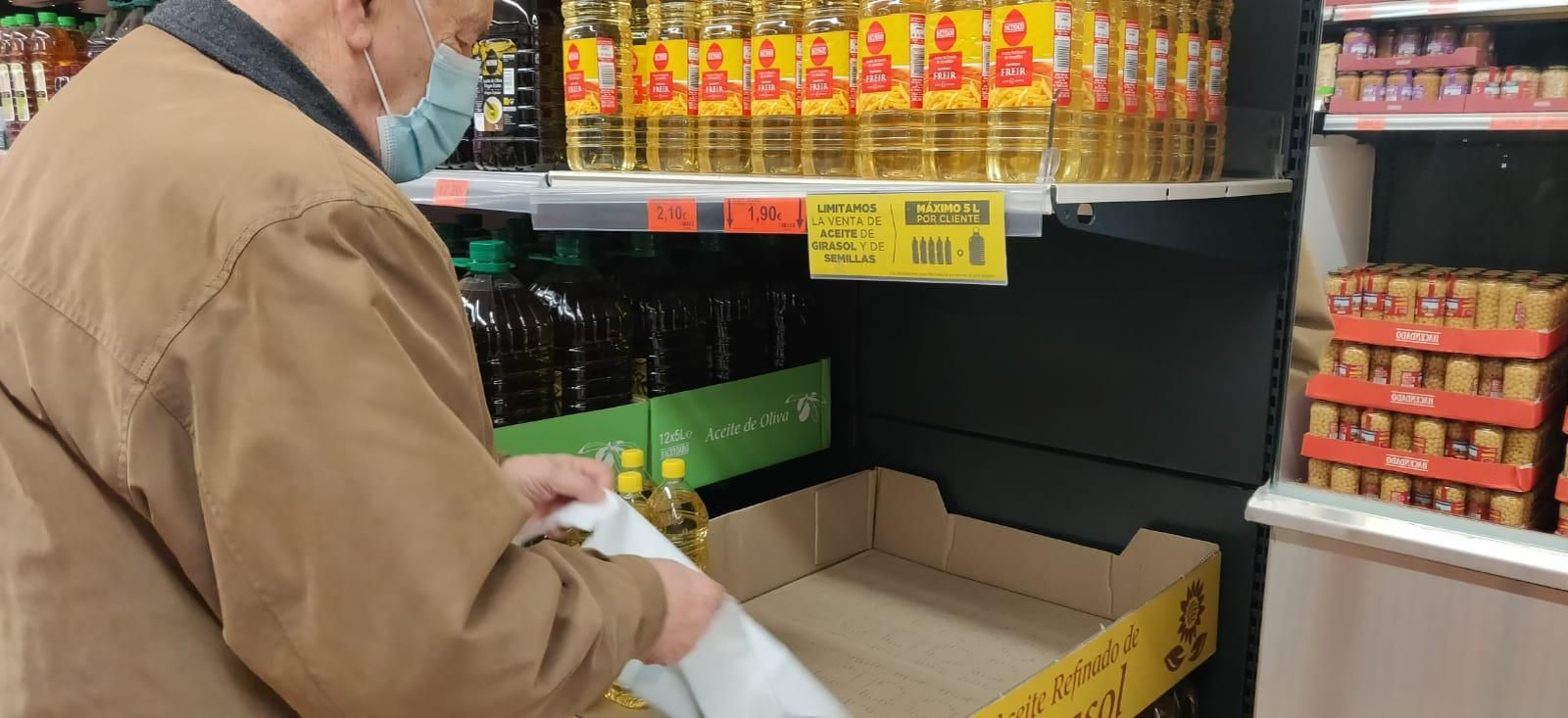 Els supermercats limiten la venda d'oli de gira-sol per por al desproveïment