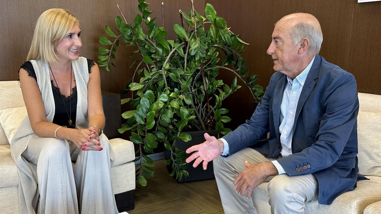 Novo, amb la consellera Salomé Pradas