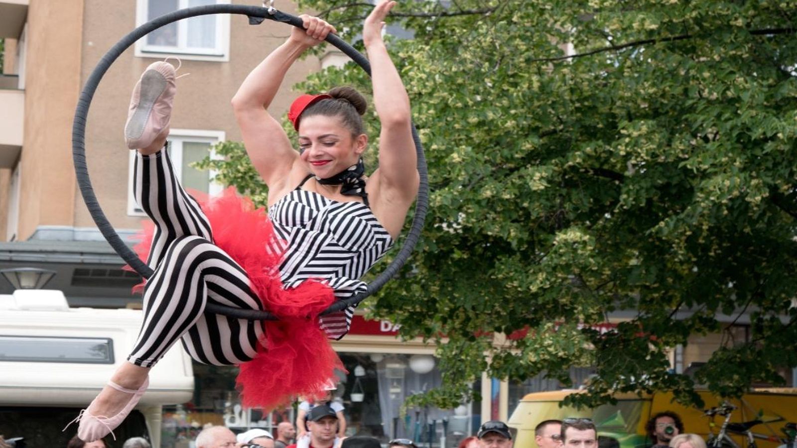 Els espectacles s’interpretaran a la plaça de Nàpols i Sicília. Els espectacles s’interpretaran a la plaça de Nàpols i Sicília.