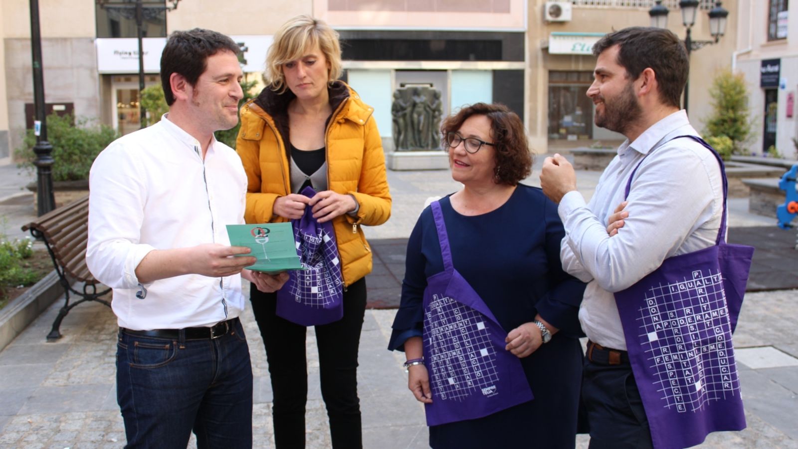 L'Ajuntament de Castelló regala bosses amb un joc de paraules per a fomentar el llenguatge no sexista