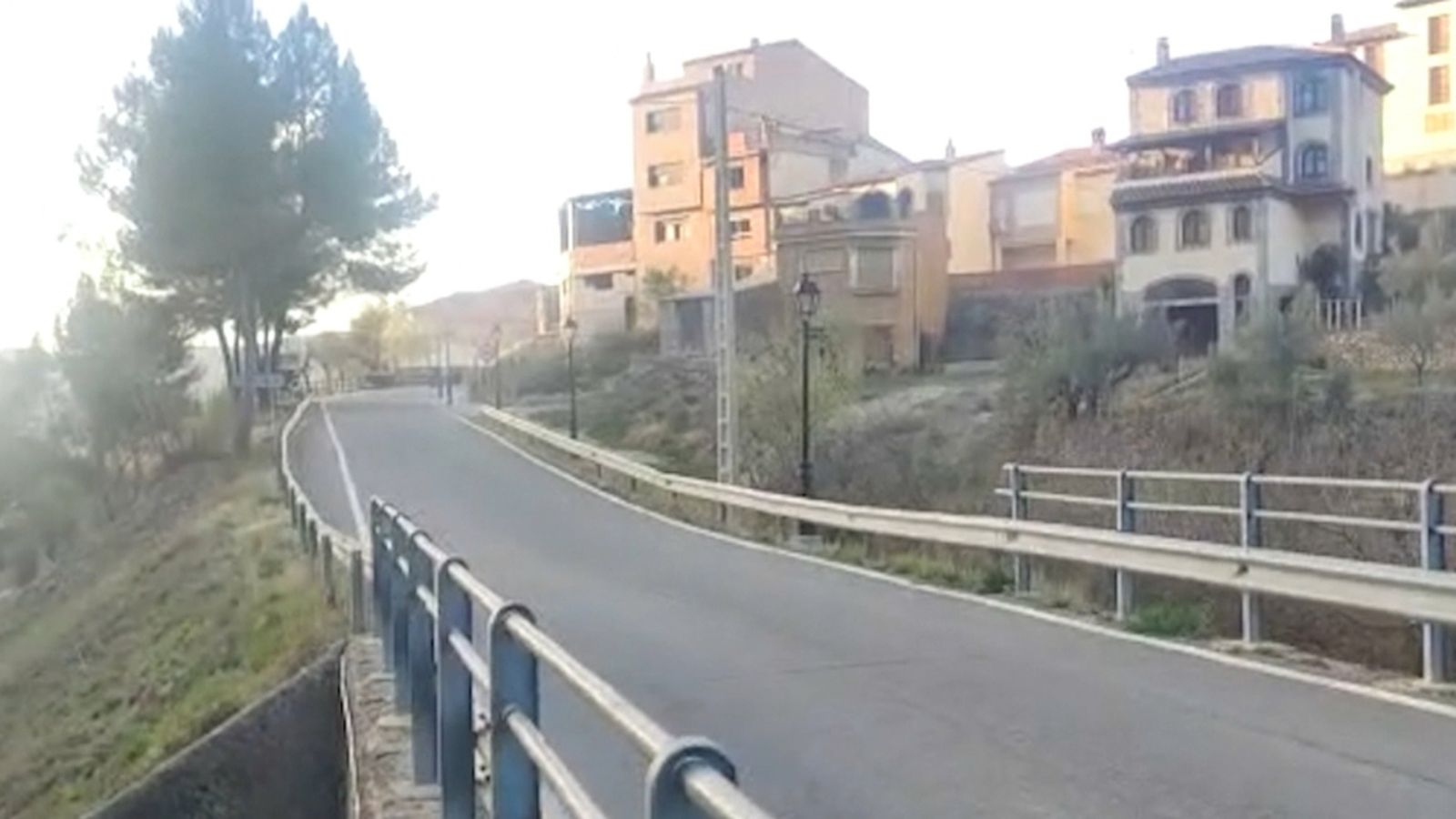 El veïnat de l'Alt Millar torna a la normalitat. Foto portada: entrada al poble de Pavies