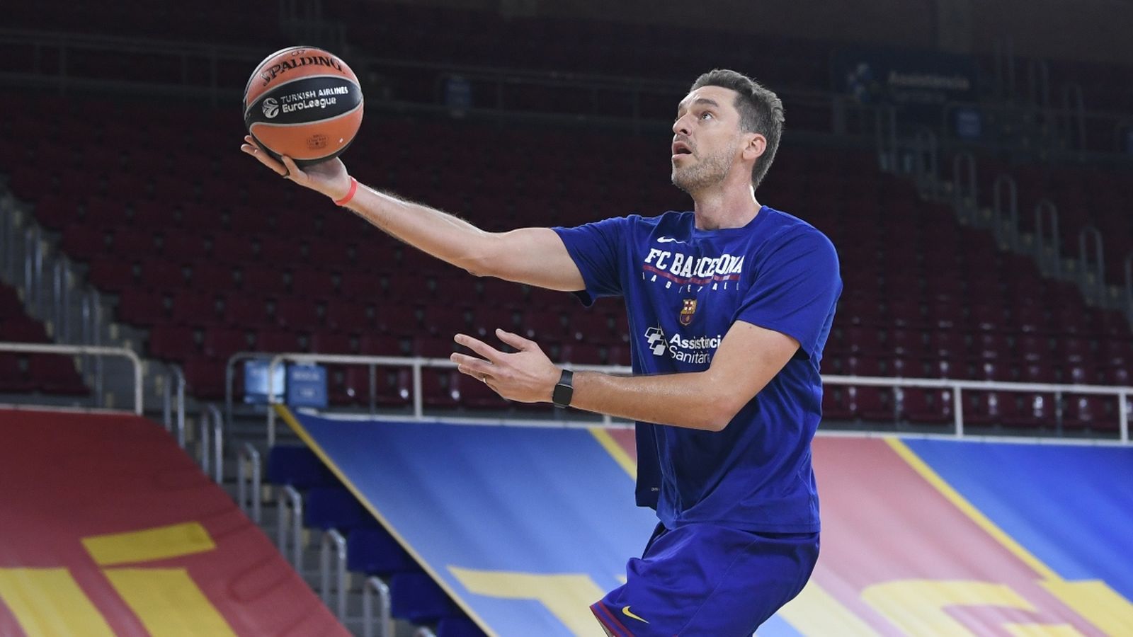 El nou pivot del Barça, Pau Gasol, s'entrena al Palau Blaugrana.