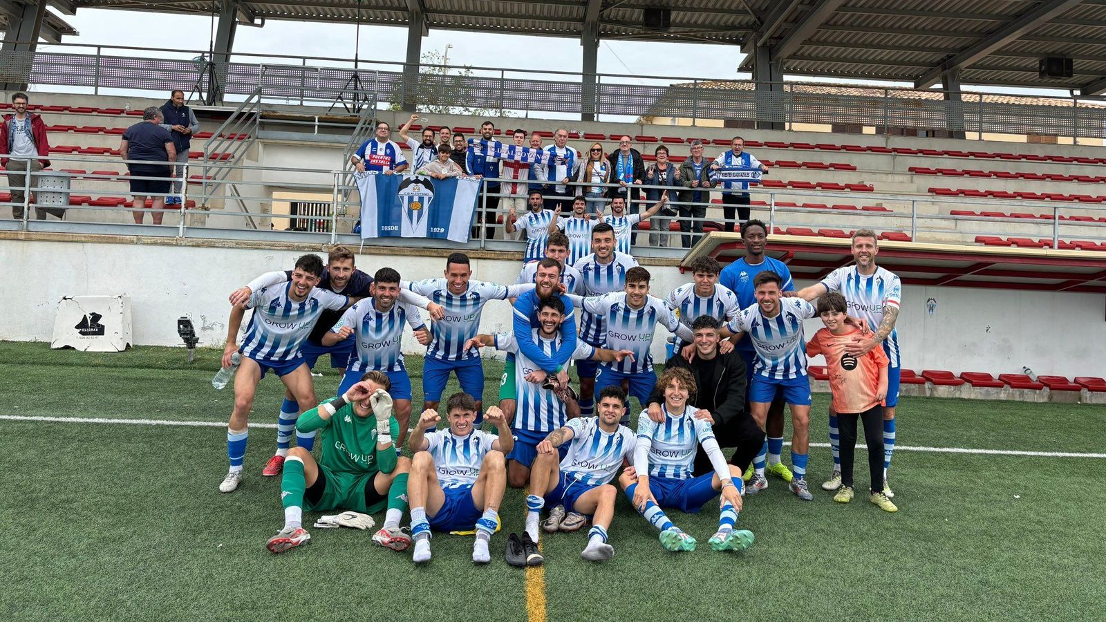Els jugadors de l'Alcoià celebren la classificació per al play-off d'ascens
