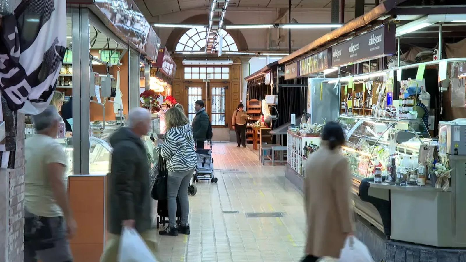 Clients al Mercat Central de Castelló de la Plana este divendres