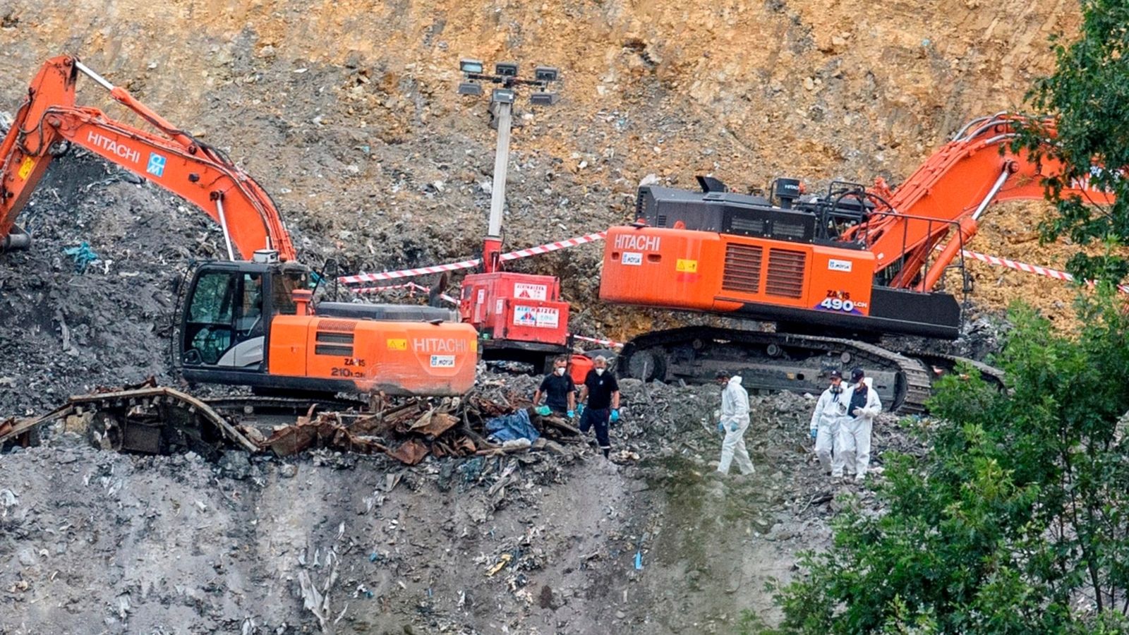 Els equips de rescats treballen a l'abocador de Zaldibar