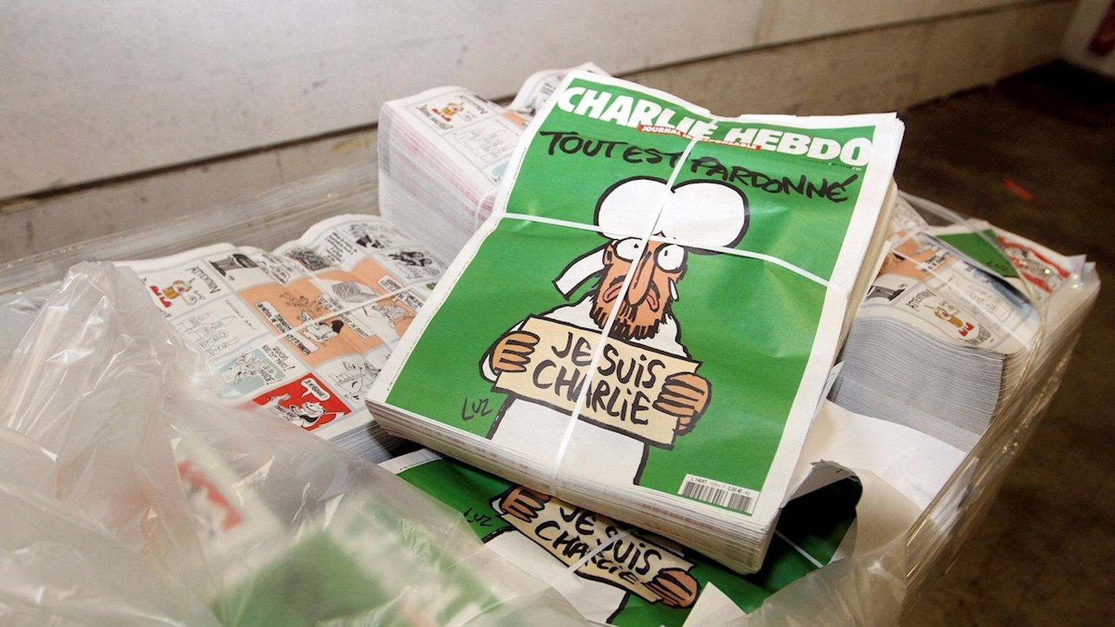 Exemplars de la revista satírica francesa Charlie Hebdo apilats en un centre de distribució a Nantes (França), el 13 de gener de 2015