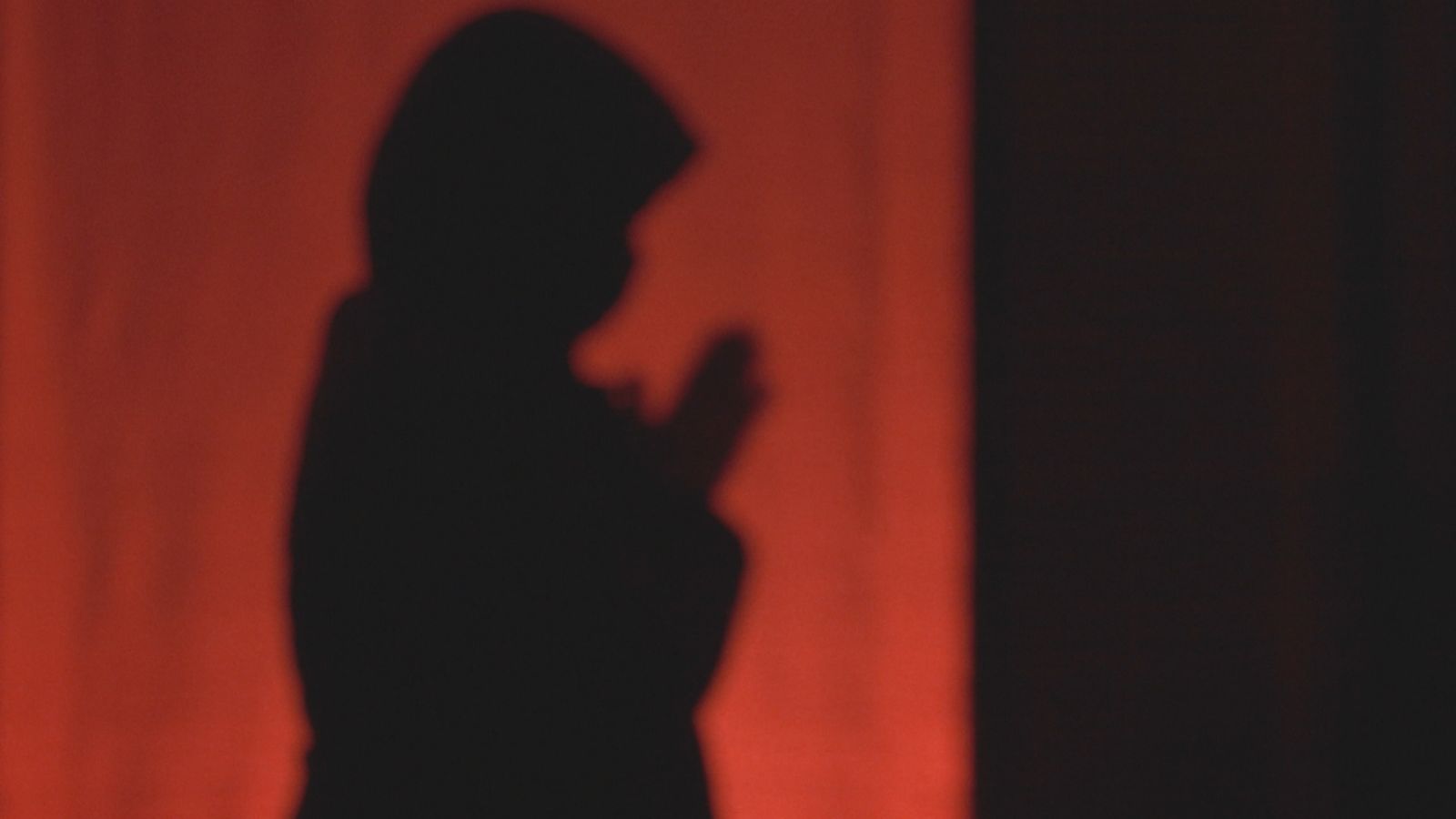 Una mare d'un jove captat a una secta comercial