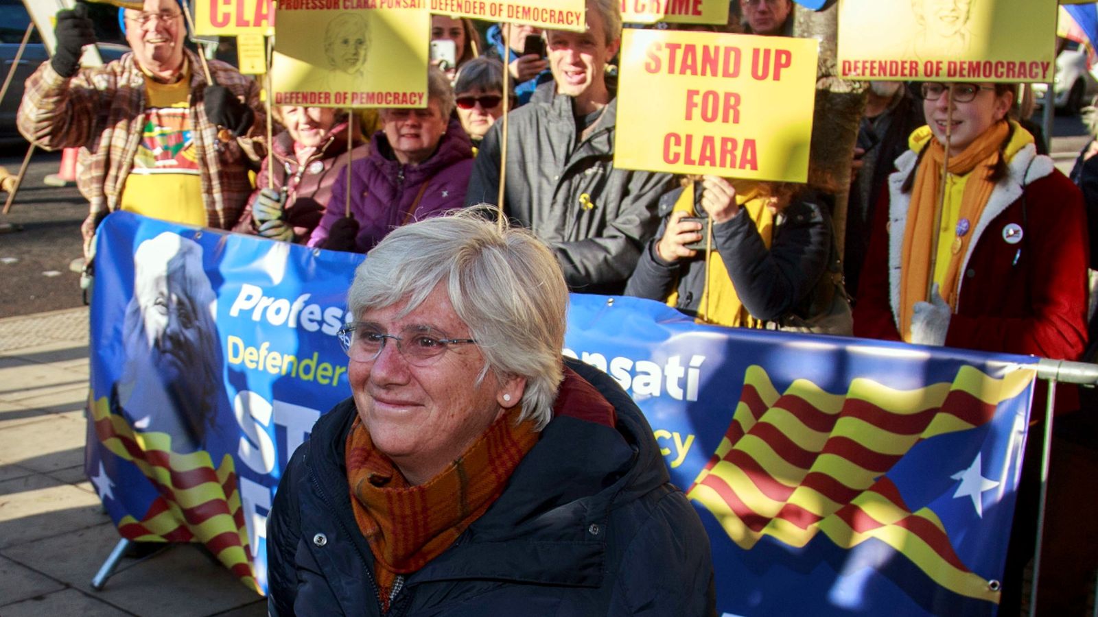 L'exconsellera d'Educació catalana Clara Ponsatí es lliura a la policia d'Edimburg