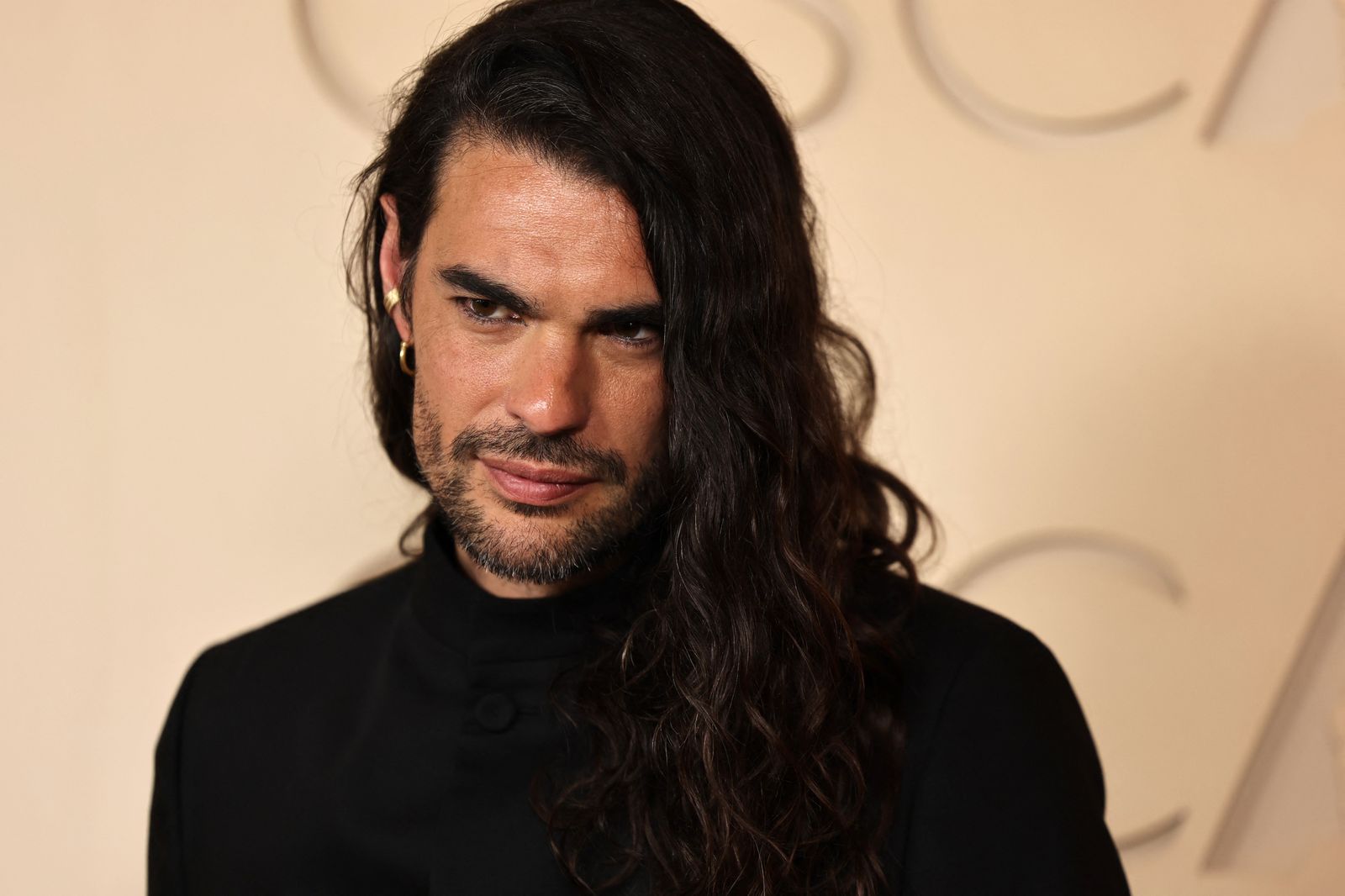 El director de 'Sirat', Oliver Laxe, en la catifa roja dels Oscar