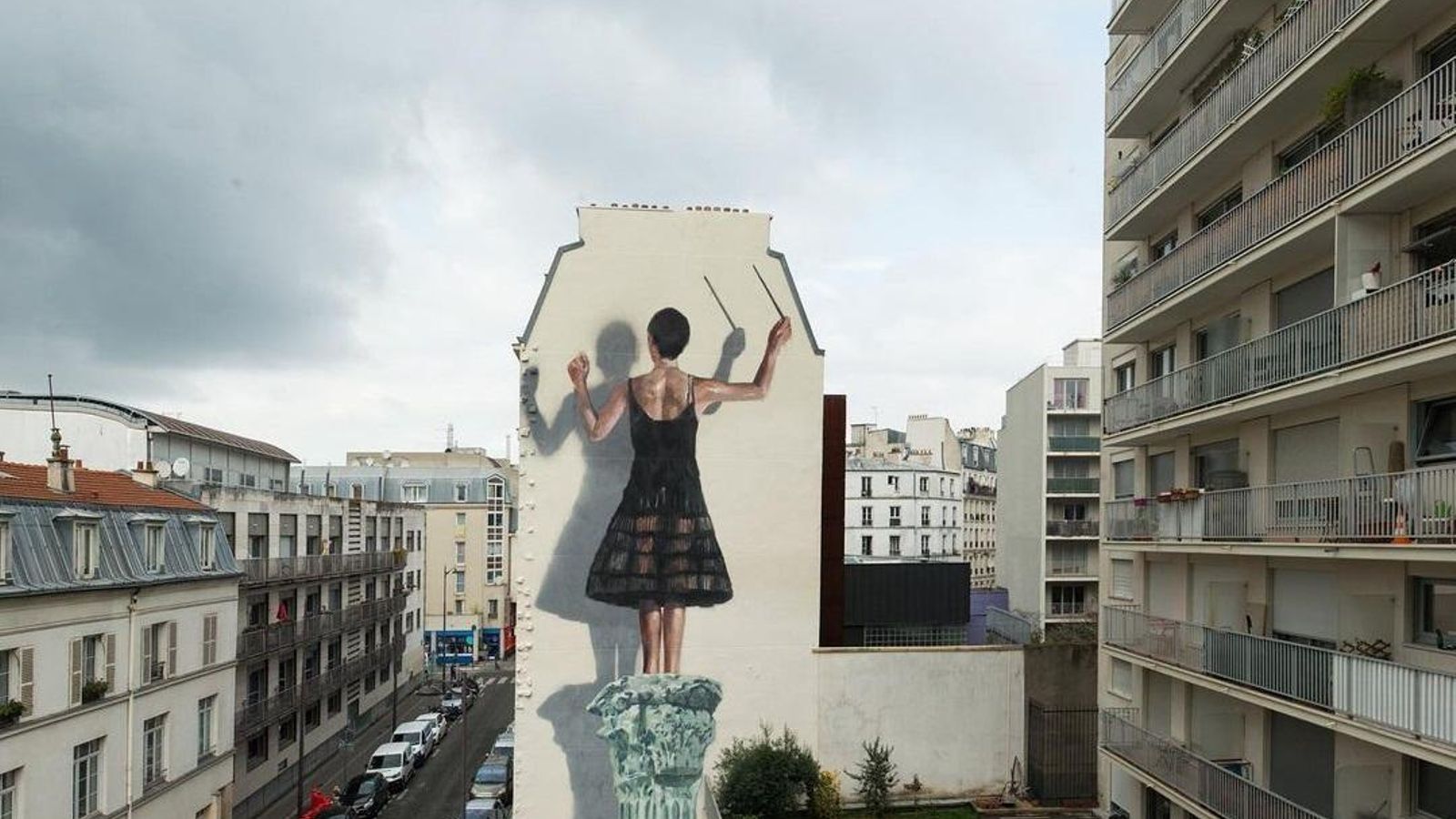 Pintura de grans dimensions a París en homenatge a Hyuro, un any després de la seua mort