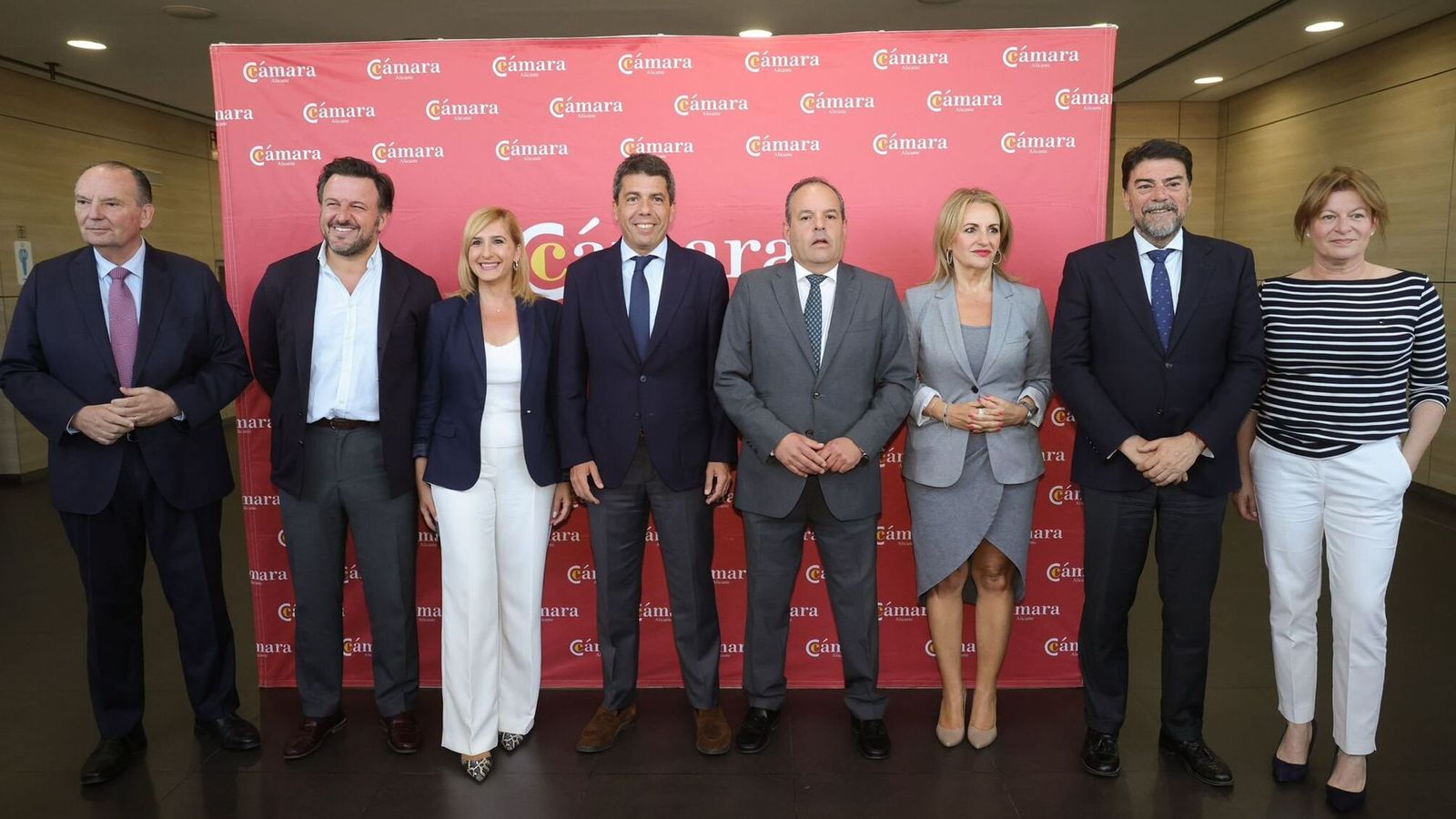 Carlos Mazón amb el president de la Cambra de Comerç, diverses conselleres i alcaldes en l'acte de presentació de l'estudi sobre la segona pista de l'aeròdrom alacantí