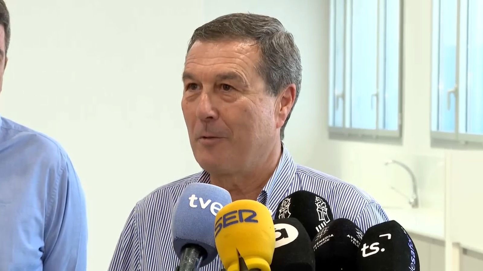 El conseller de Sanitat, Marciano Gómez, atén els mitjans de comunicació