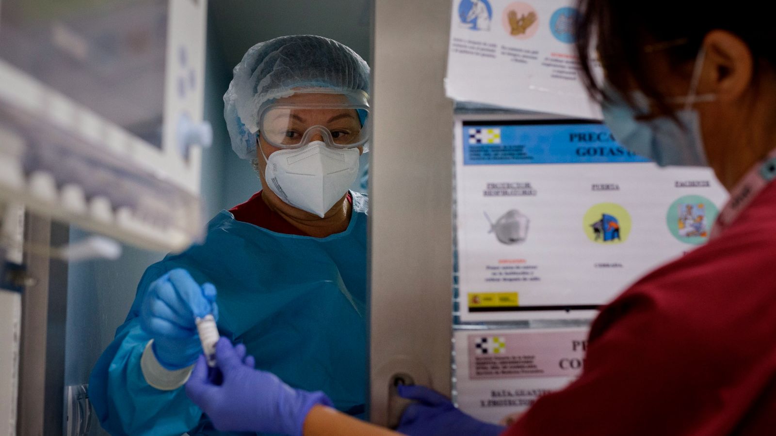 Imatge d'arxiu del personal sanitari de l'hospital en la planta on s'atén els pacients de covid-19