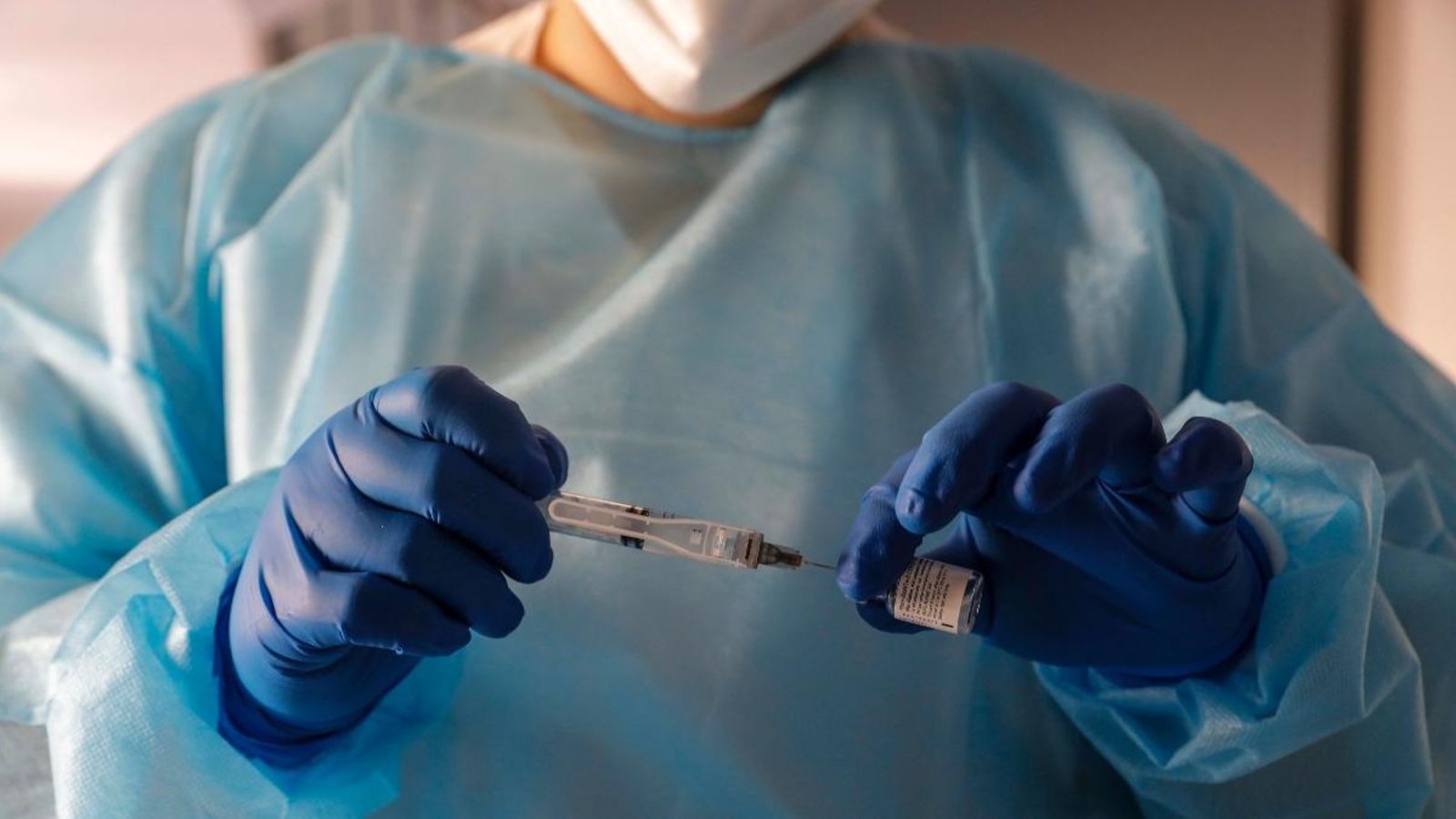 Una sanitària extrau la vacuna de la Covid-19