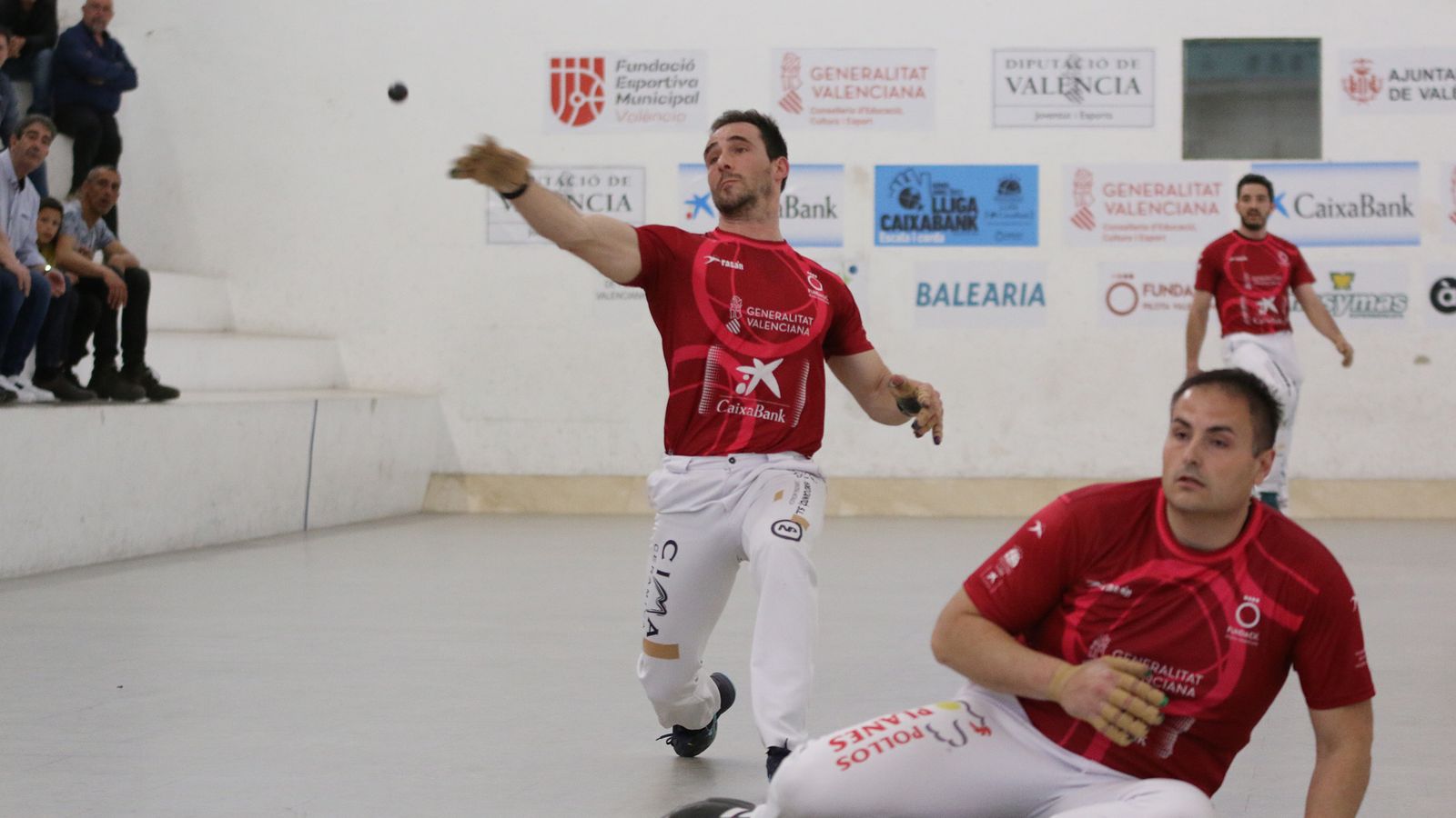 Nacho colpeja una pilota