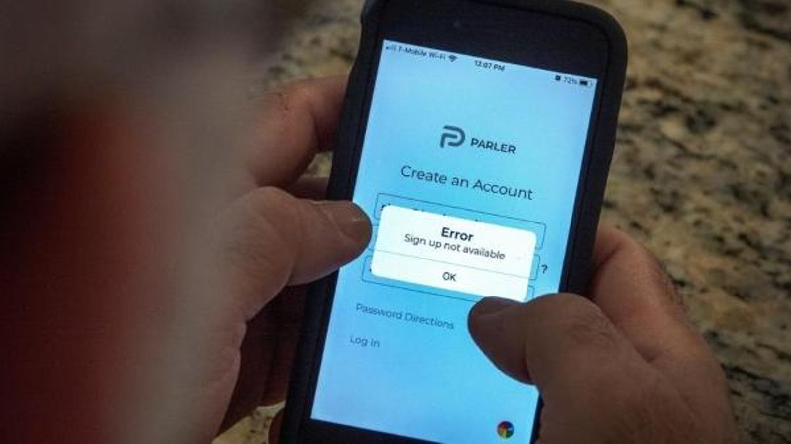 Un usuari intenta donar-se d'alta en Parler Un usuari intenta donar-se d'alta en Parler