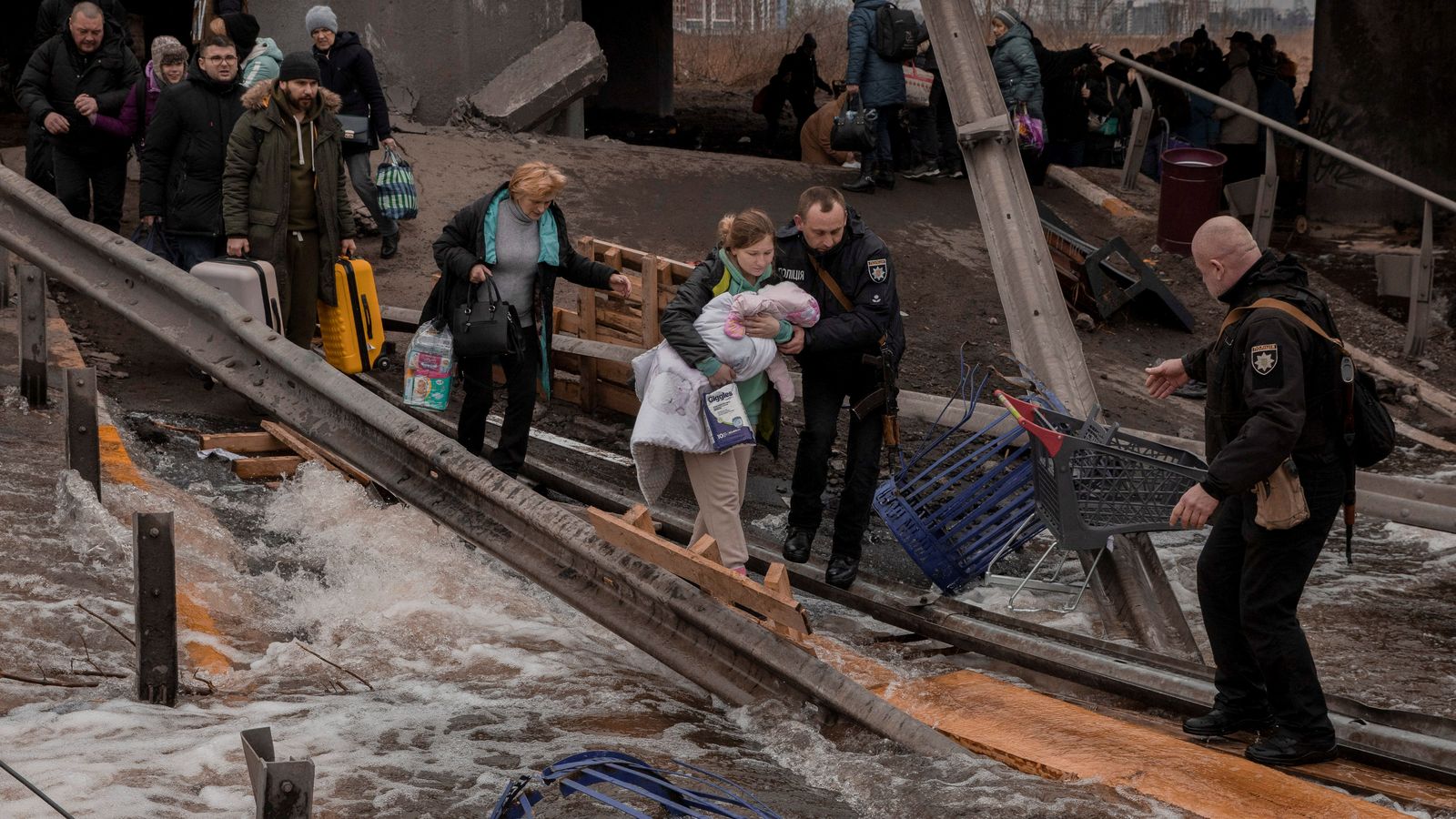 Residents d'Irpín creuen un pont totalment destrossat per a fugir de la ciutat