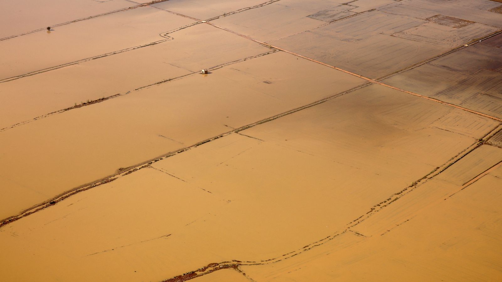 Vista aèria de l'Albufera de València després del pas de la DANA