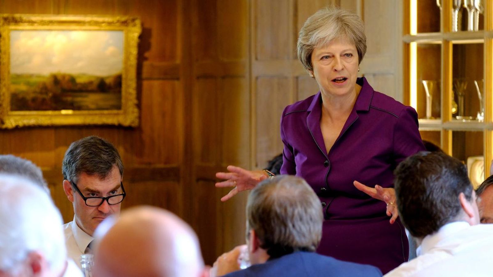 La primera ministra del Regne Unit, Theresa May, durant la trobada amb el seu equip de govern
