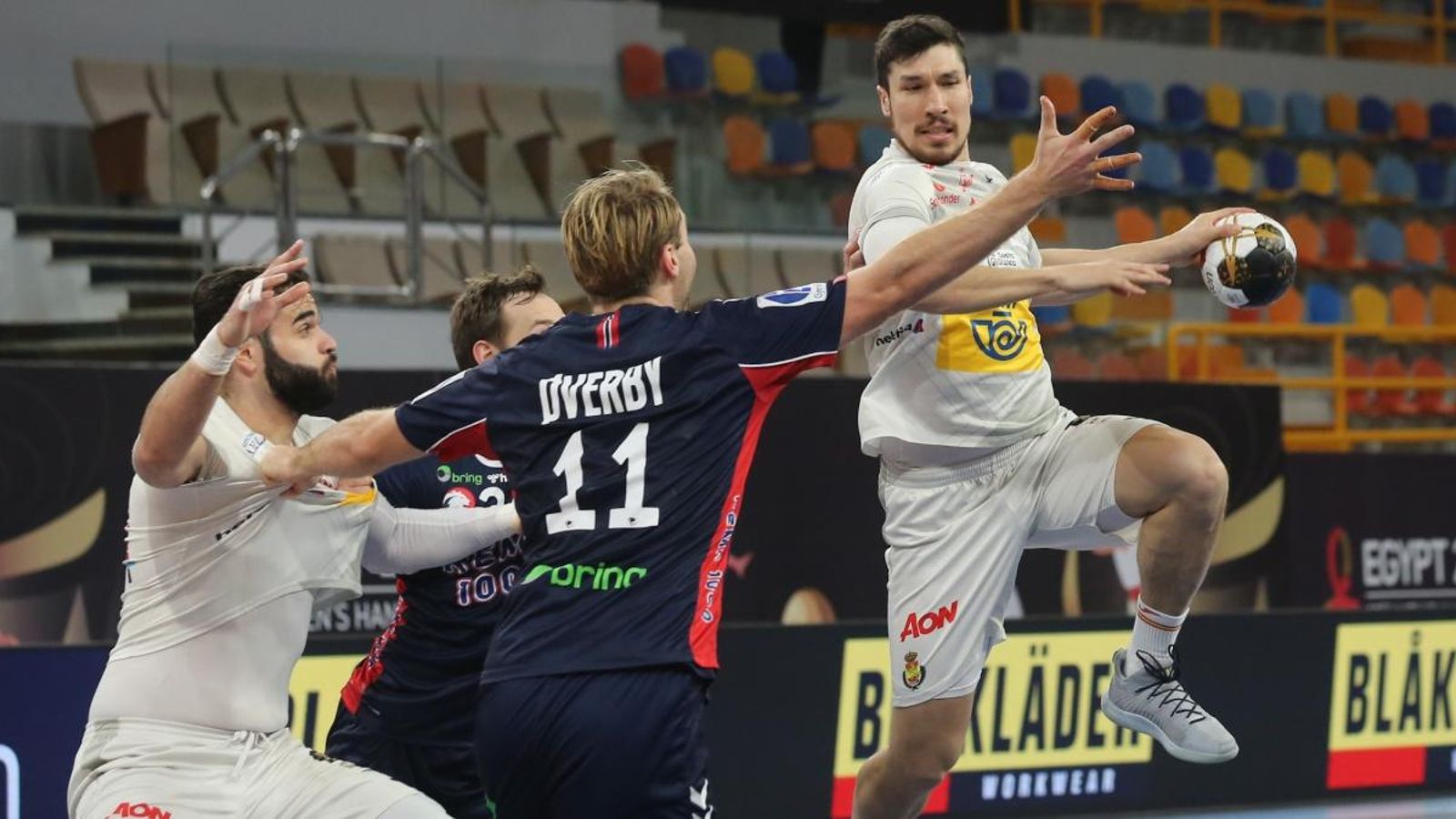 Daniel Dujshebaev en una acció en el partit de quarts davant Noruega