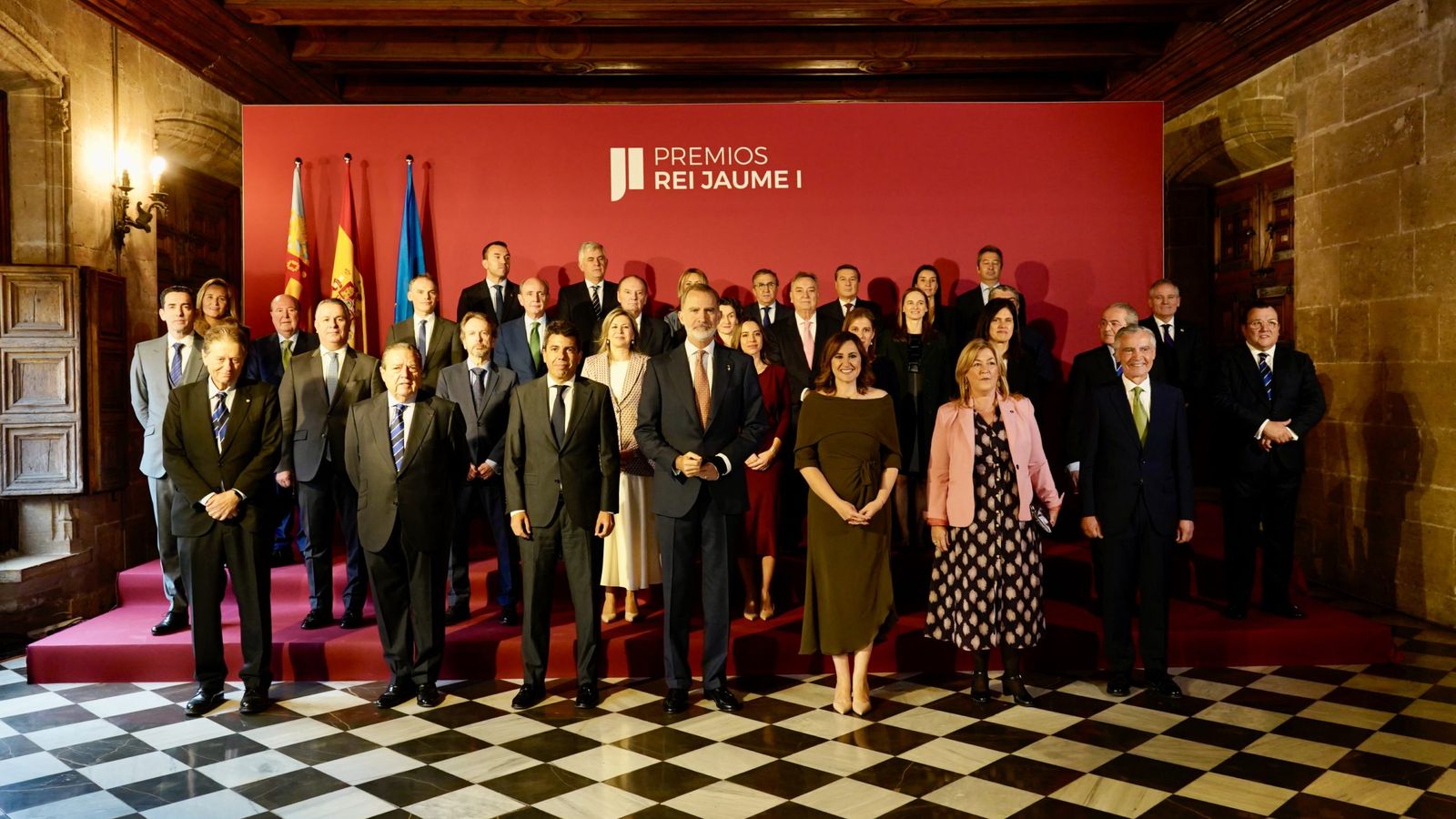 La Fundació dels Premis Jaume I, en la seua foto institucional