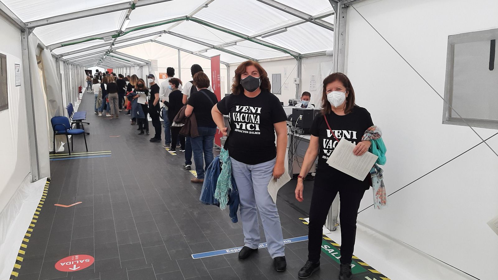 Persones del centre esperant el seu torn de vacunació