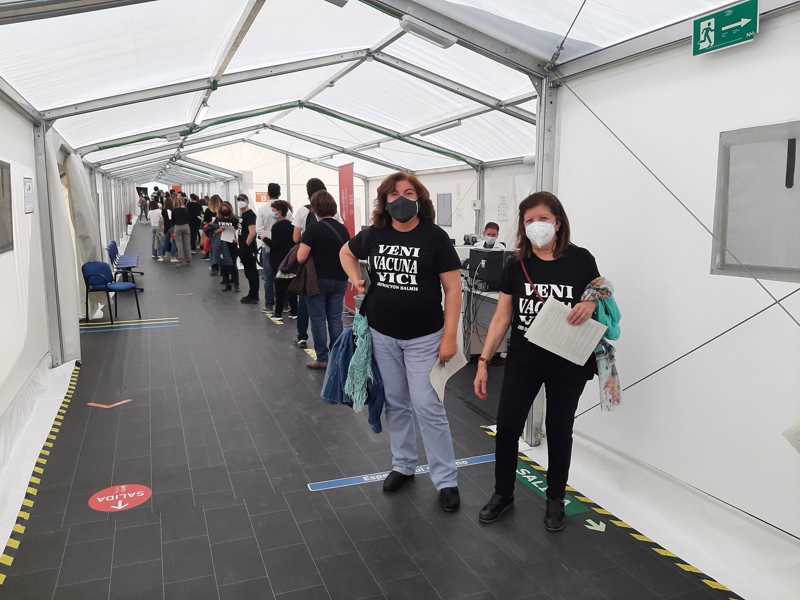 Persones del centre esperant el seu torn de vacunació