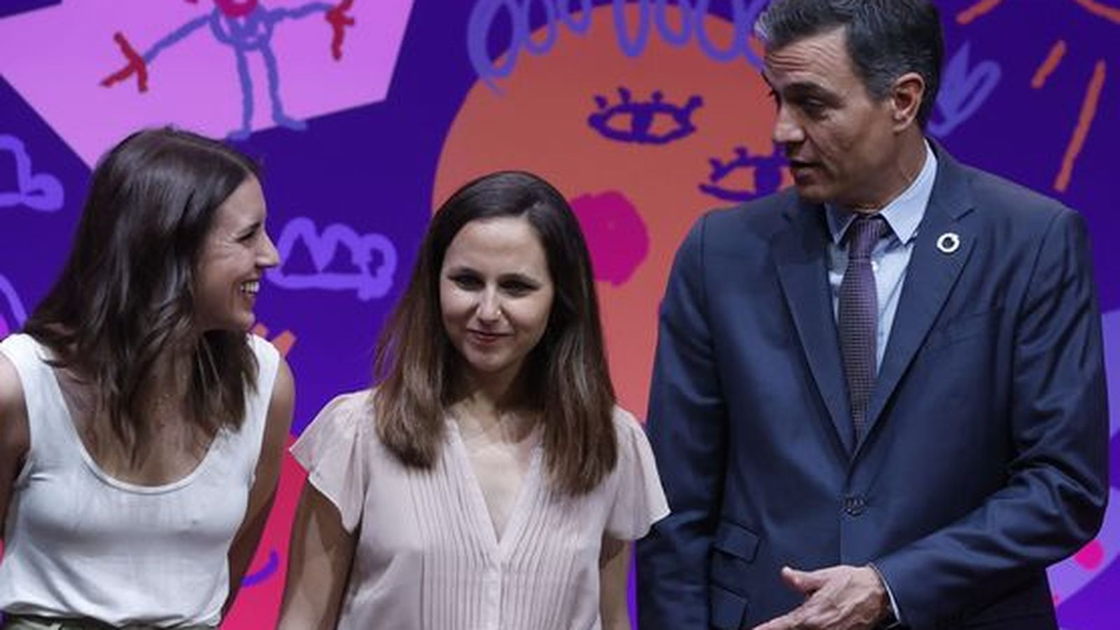 El president del govern, Pedro Sánchez, al costat de les ministres Irene Montero i Ione Belarra, d'Unides Podem, en una imatge d'arxiujo)