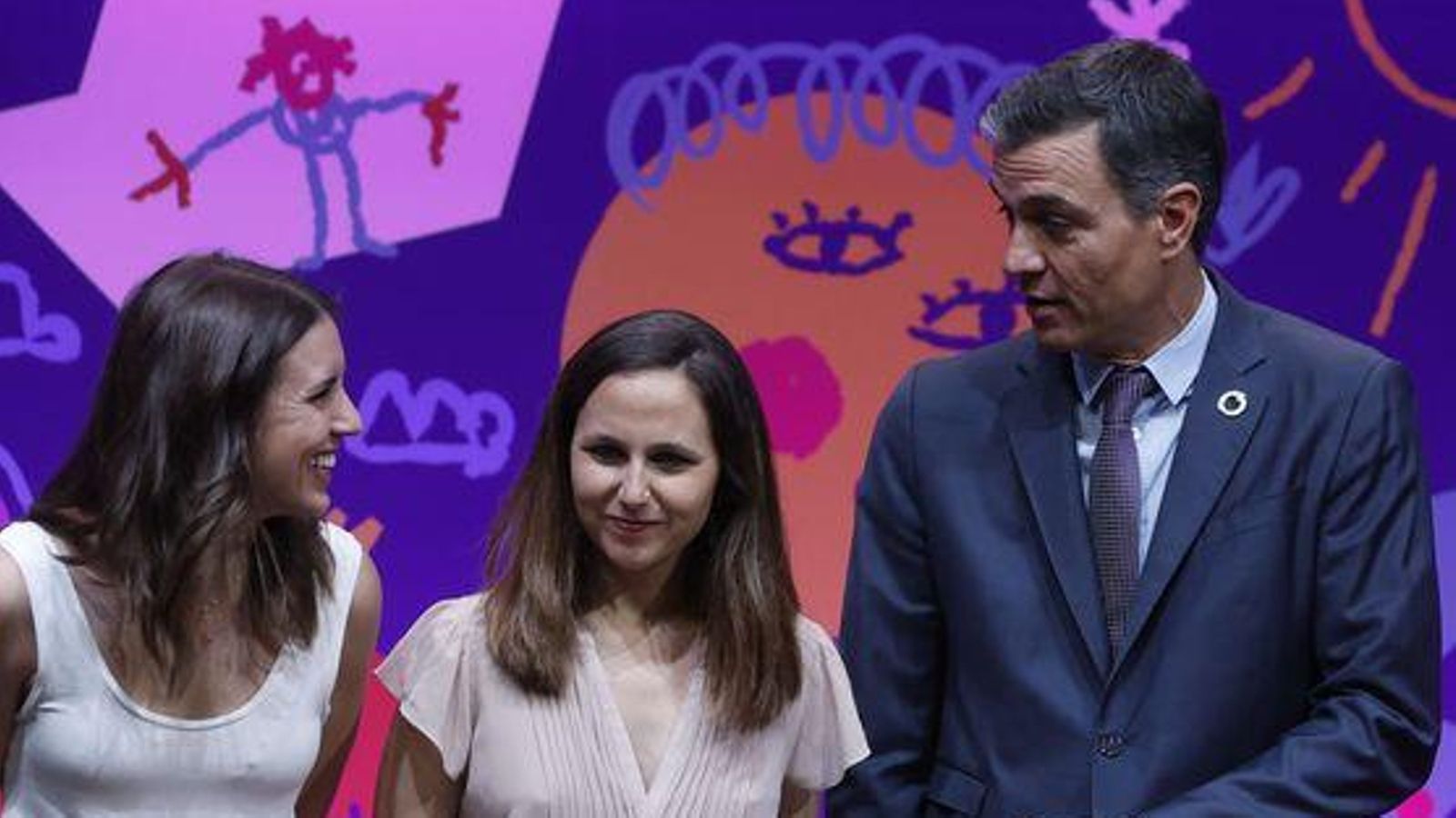 El president del govern, Pedro Sánchez, al costat de les ministres Irene Montero i Ione Belarra, d'Unides Podem, en una imatge d'arxiujo)