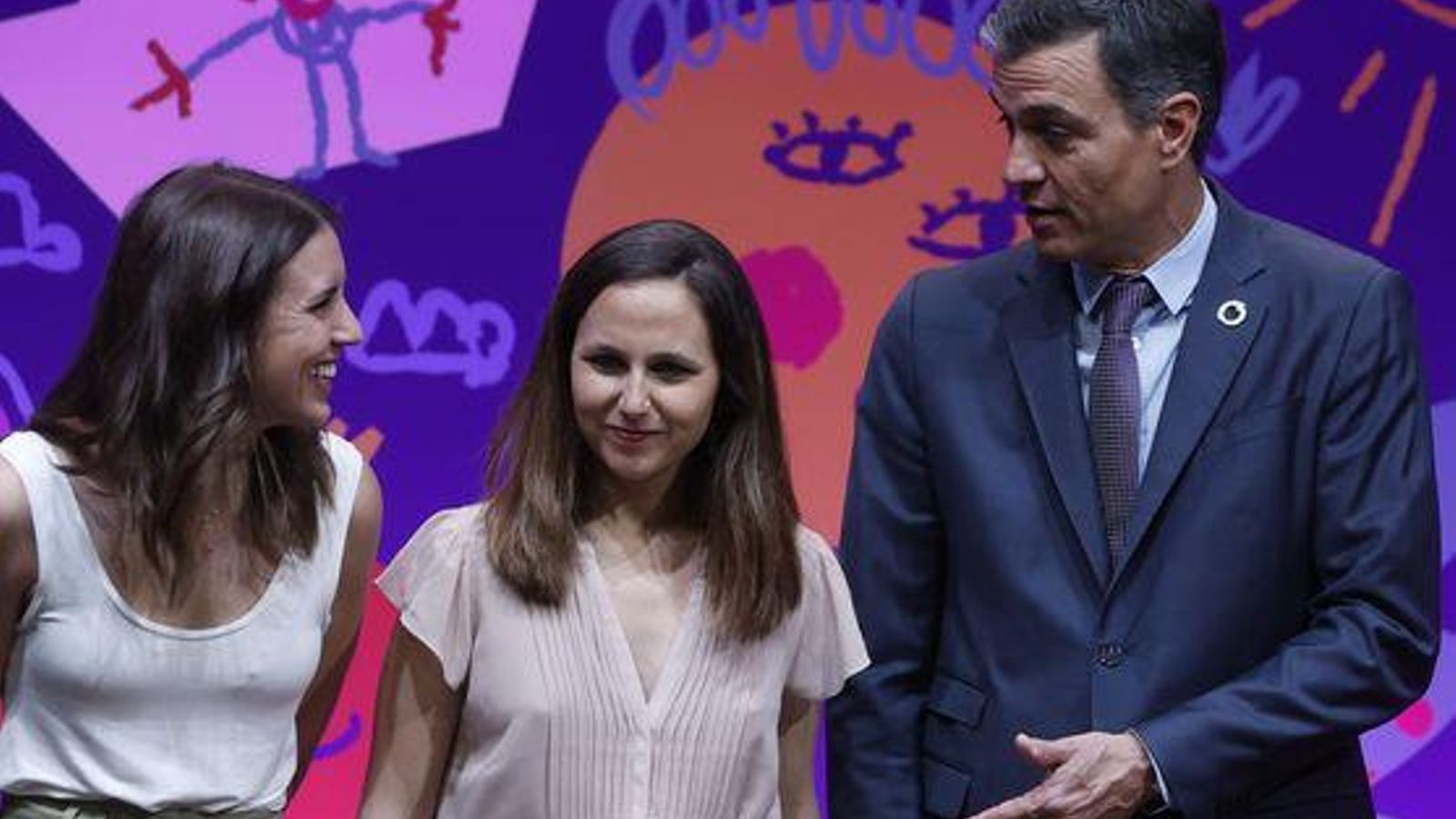 El president del govern, Pedro Sánchez, al costat de les ministres Irene Montero i Ione Belarra, d'Unides Podem, en una imatge d'arxiujo)