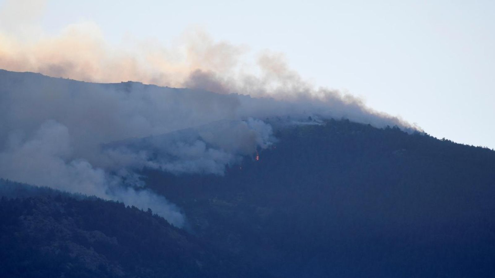 Vista de l'incendi forestal declarat en el Real Sitio de San Ildefonso - La Granja (Segòvia)