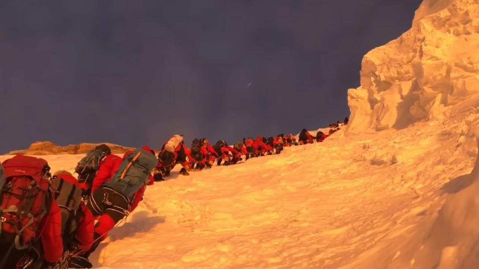 La cua d'excursionistes tractant d'arribar al cim del K2