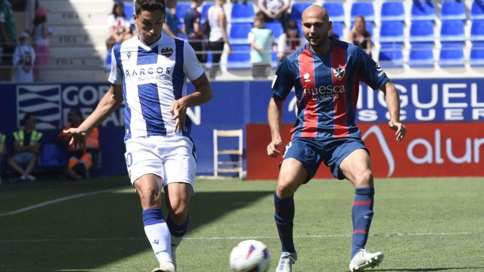 Andrés García, en una acció del duel