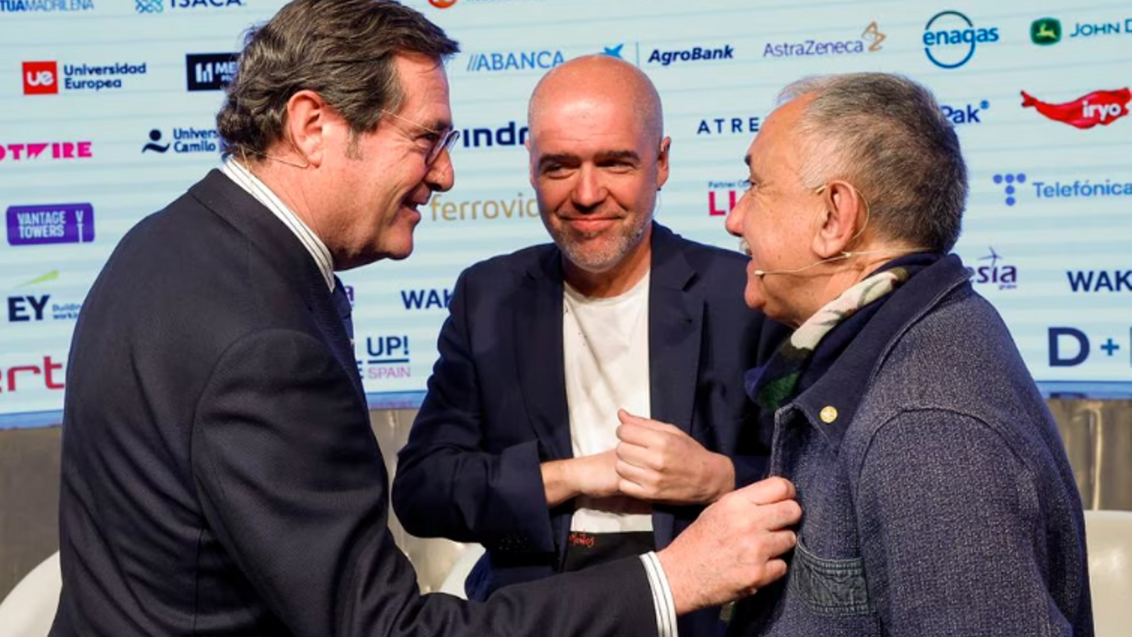 El president de la CEOE, Antonio Garamendi, conversa amb els líders dels sindicats UGT, Pepe Álvarez, i CCOO, Unai Sordo, el passat 4 de maig