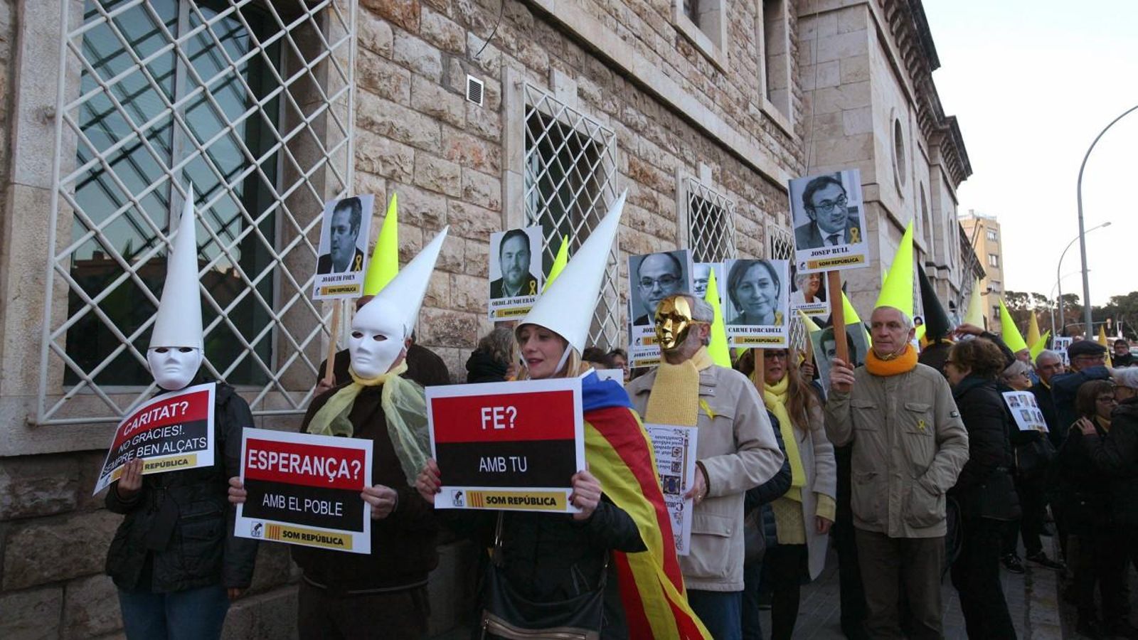 Al voltant de 400 persones van fer una processó a Tarragona per reclamar "la llibertat per als presos i exiliats polítics"